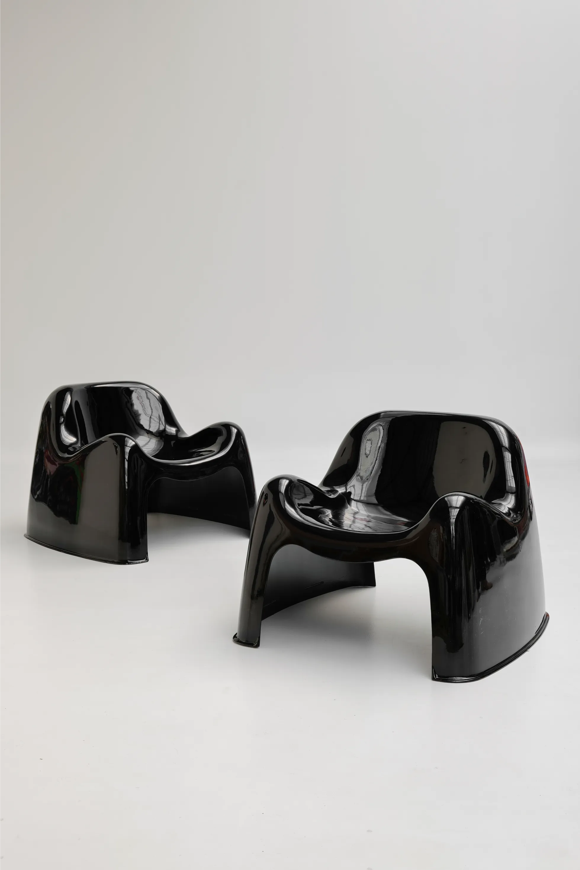 Paire de chaise Toga en Fibre de Verre Noire par Sergio Mazza pour Artemide
