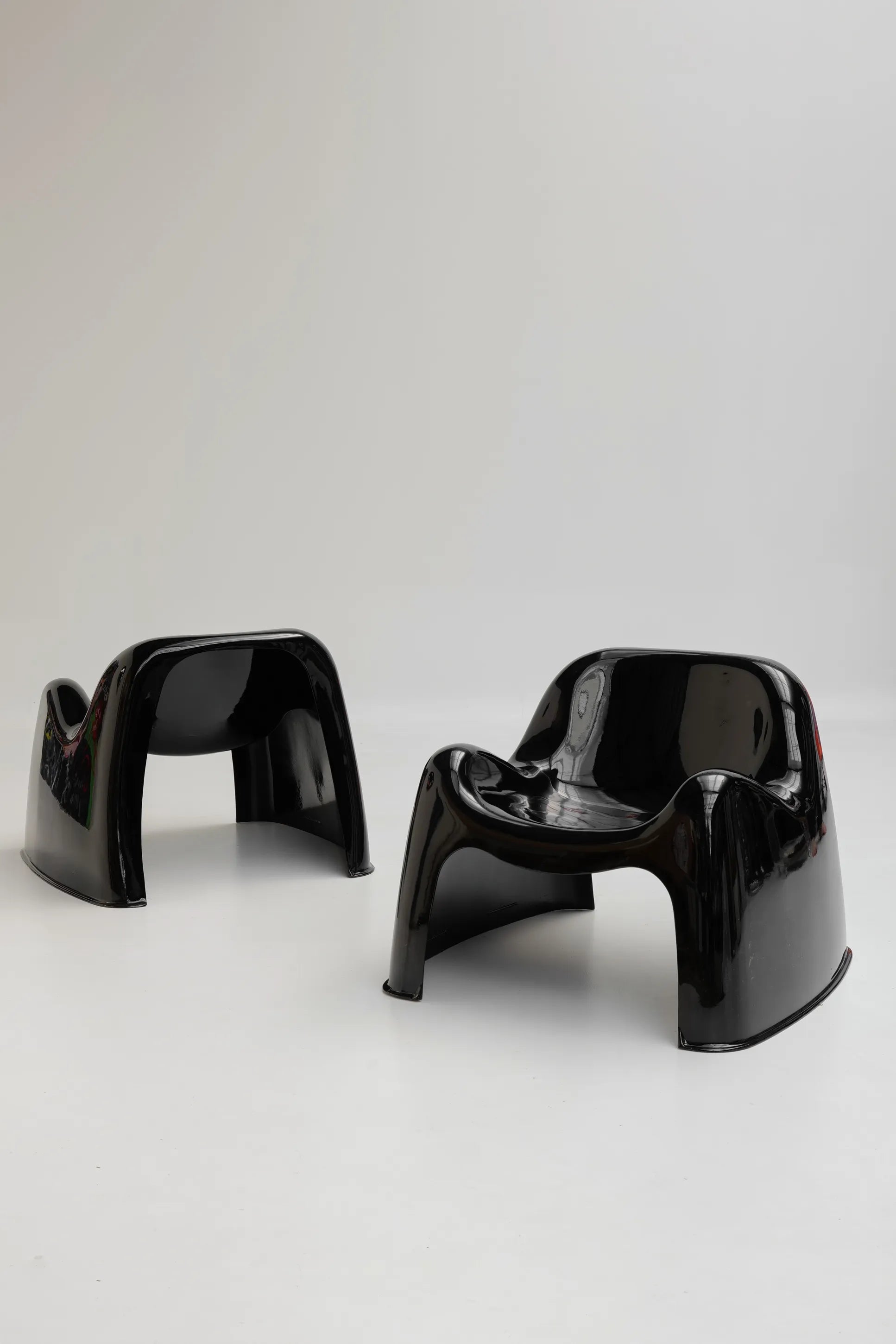 Paire de chaise Toga en Fibre de Verre Noire par Sergio Mazza pour Artemide
