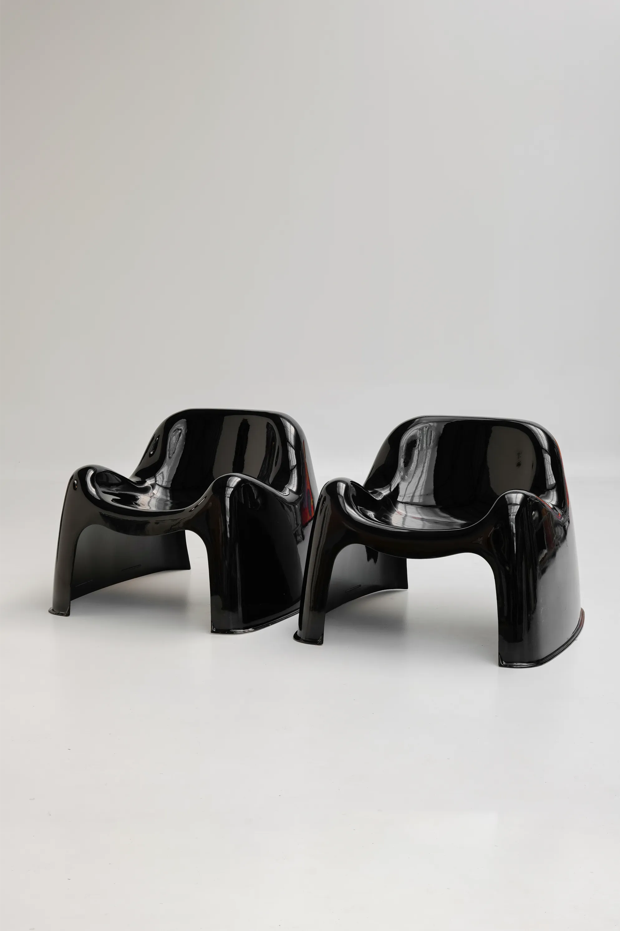 Paire de chaise Toga en Fibre de Verre Noire par Sergio Mazza pour Artemide