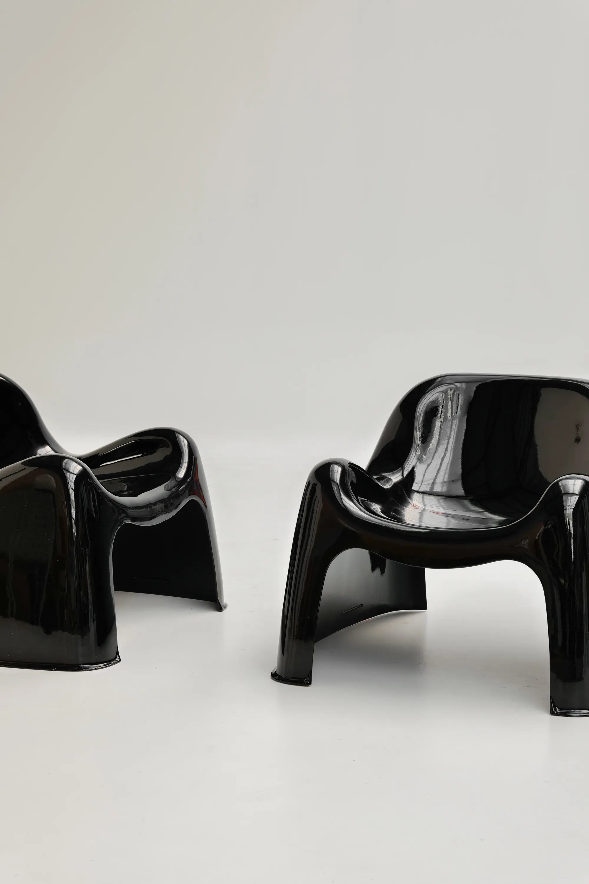 Paire de chaise Toga en Fibre de Verre Noire par Sergio Mazza pour Artemide
