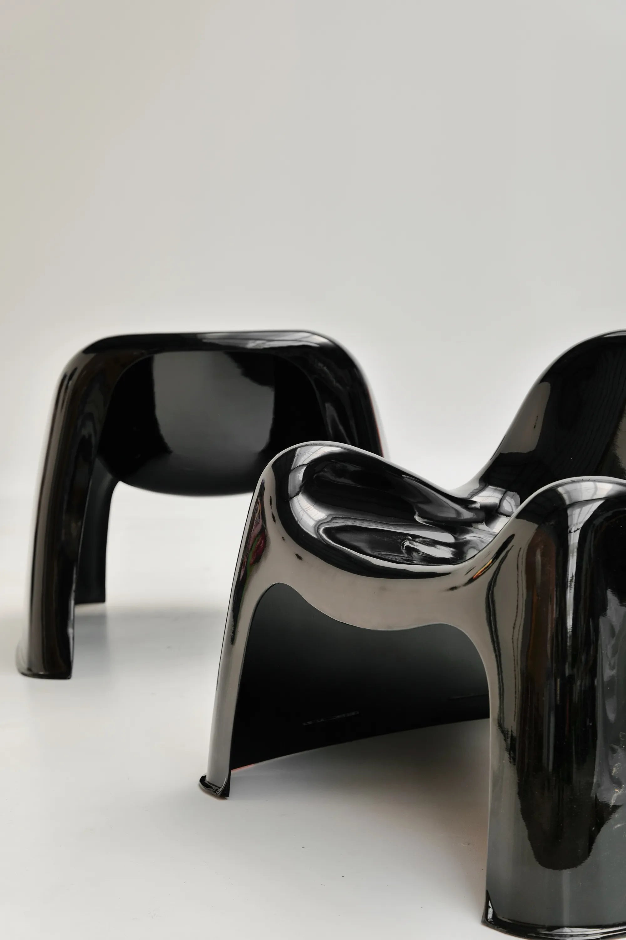 Paire de chaise Toga en Fibre de Verre Noire par Sergio Mazza pour Artemide