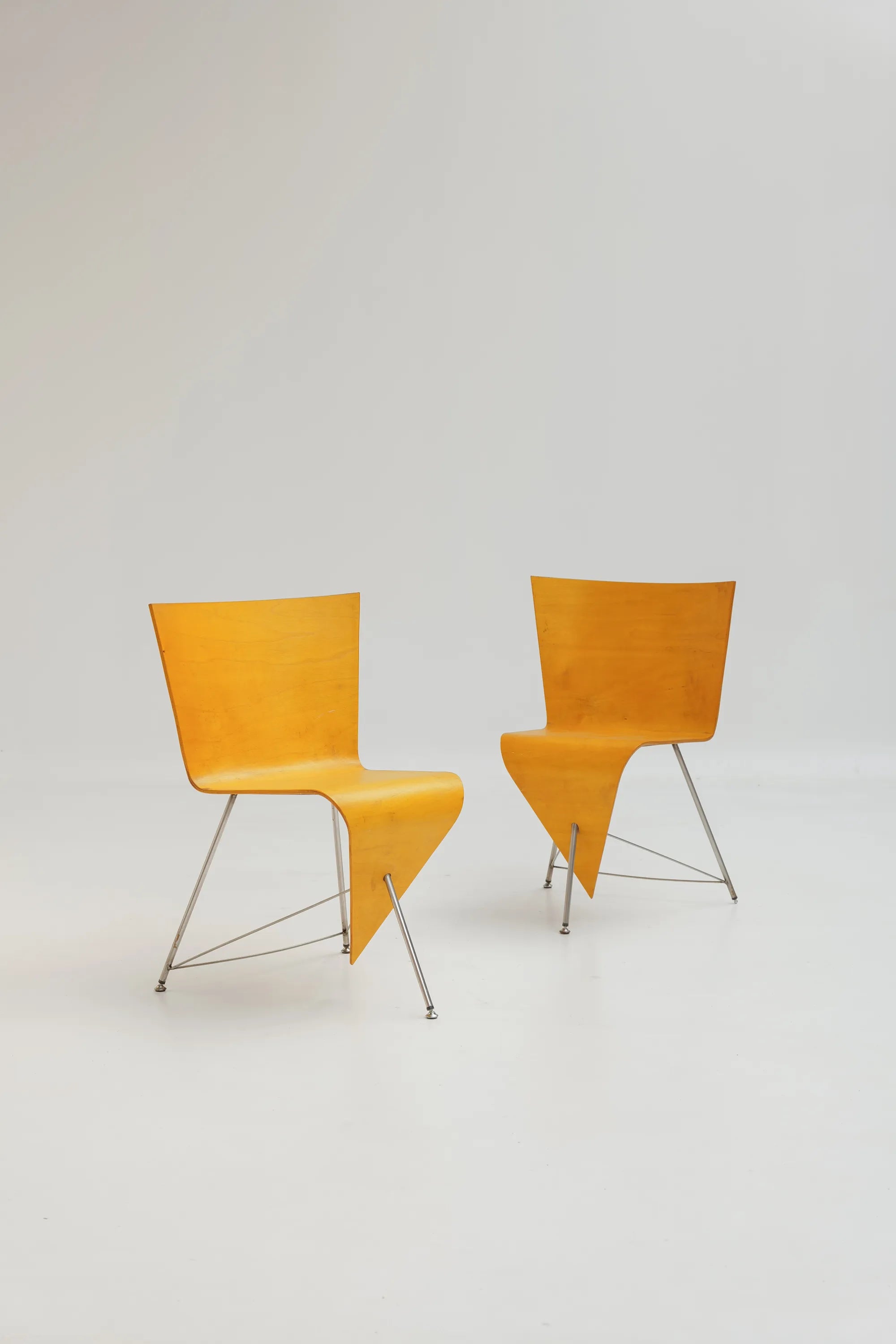 Paire de  chaises sculpturales (prototype) en contreplaqué courbé par J. A. van ’t Leven