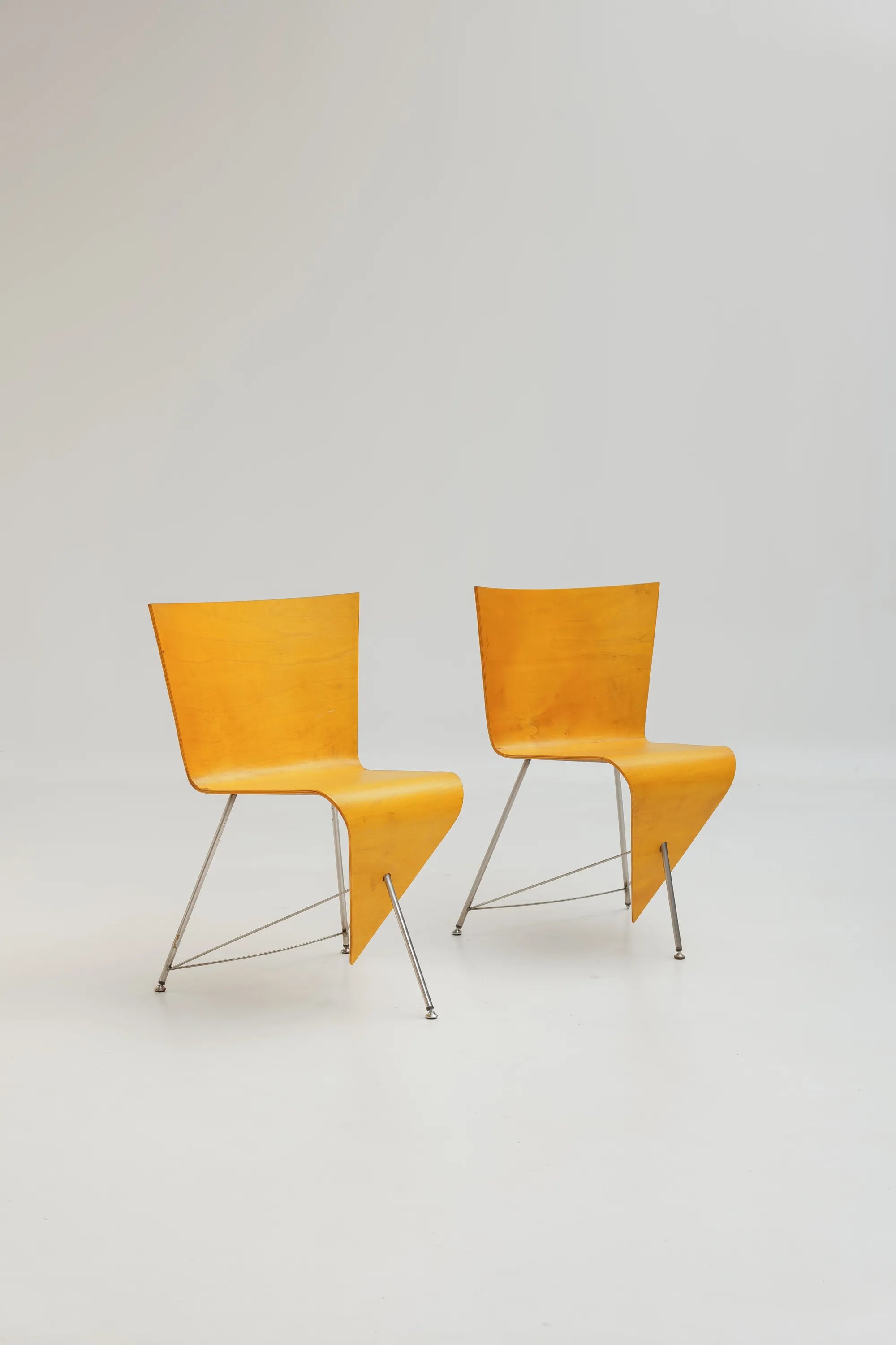 Paire de  chaises sculpturales (prototype) en contreplaqué courbé par J. A. van ’t Leven