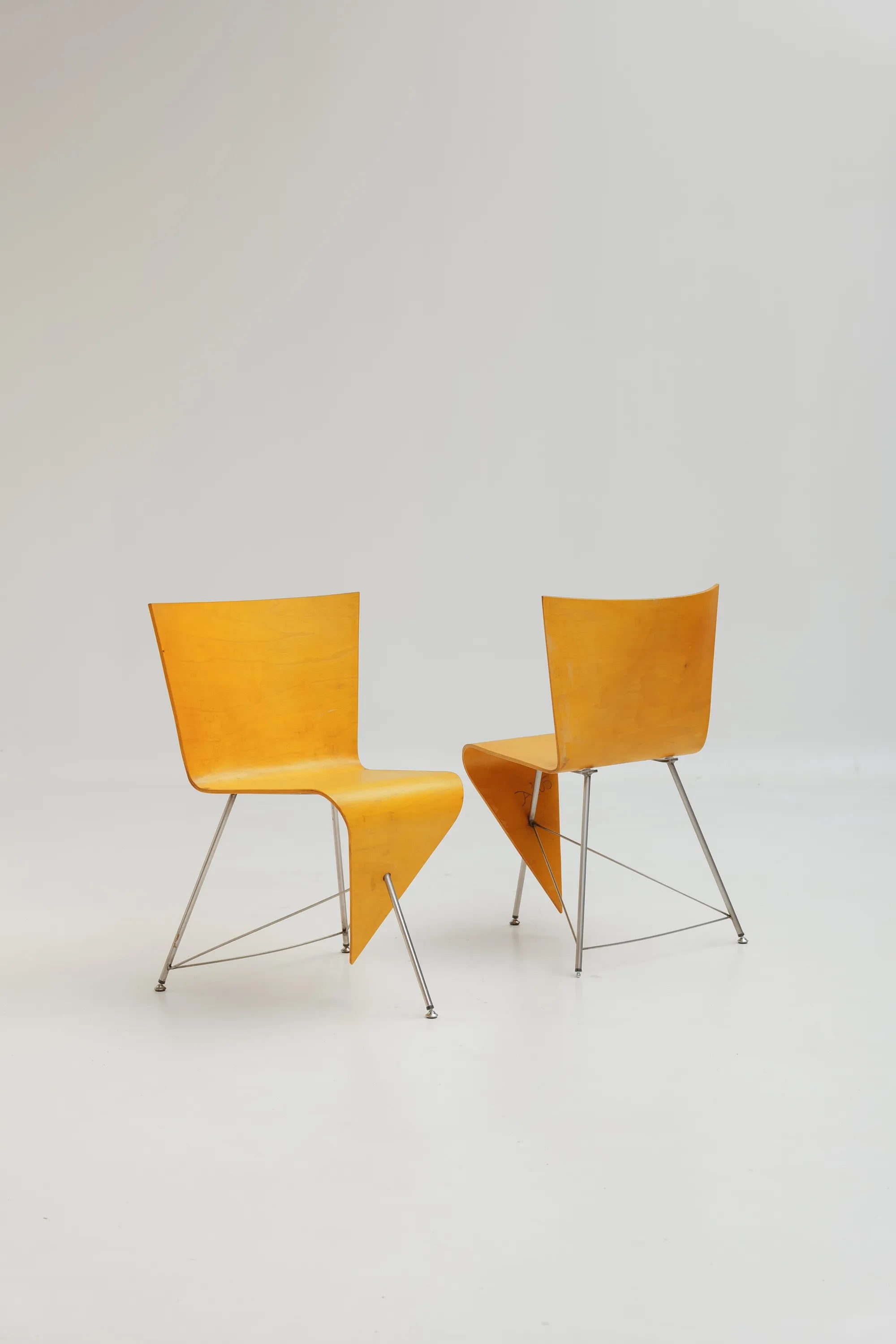 Paire de  chaises sculpturales (prototype) en contreplaqué courbé par J. A. van ’t Leven
