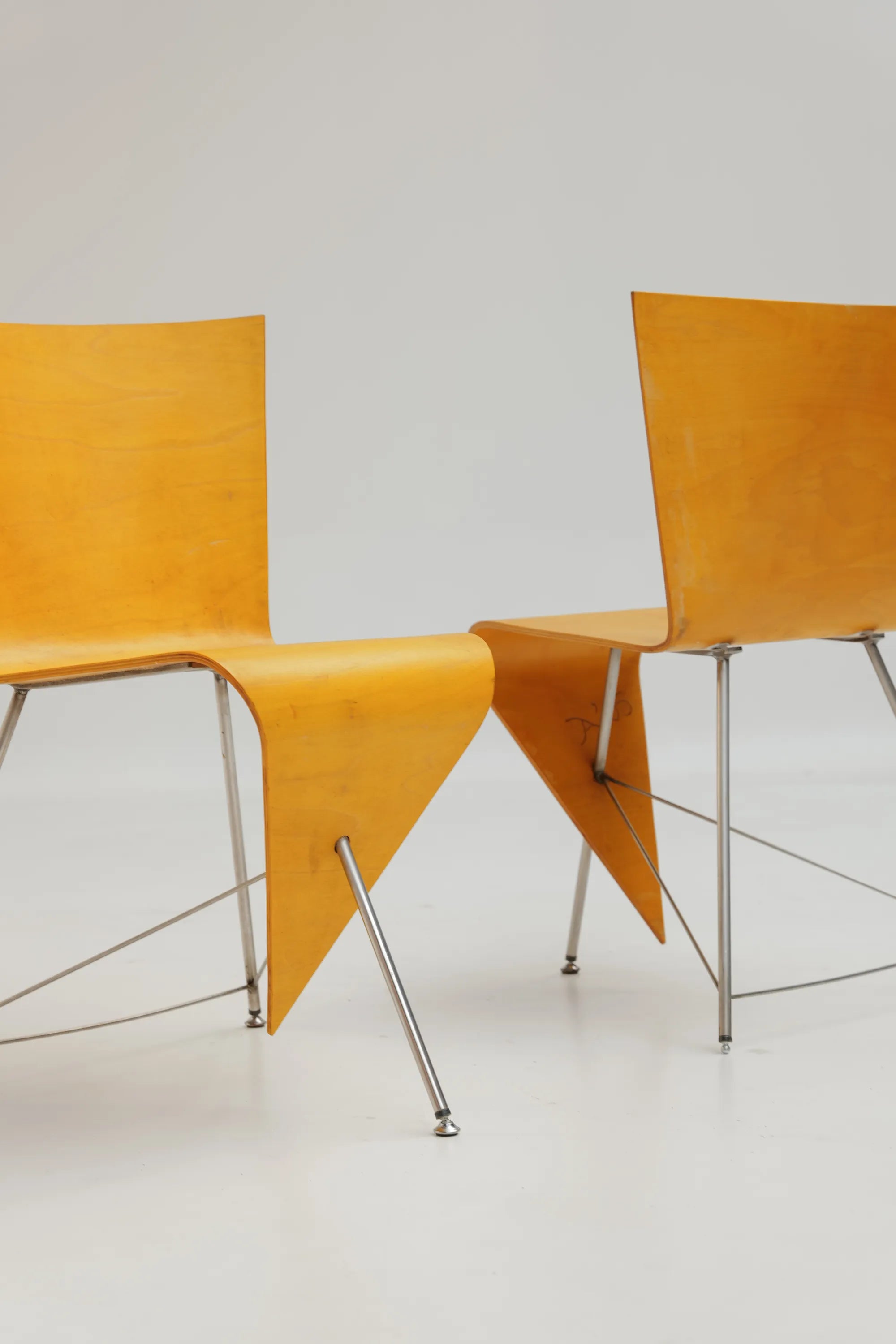 Paire de  chaises sculpturales (prototype) en contreplaqué courbé par J. A. van ’t Leven