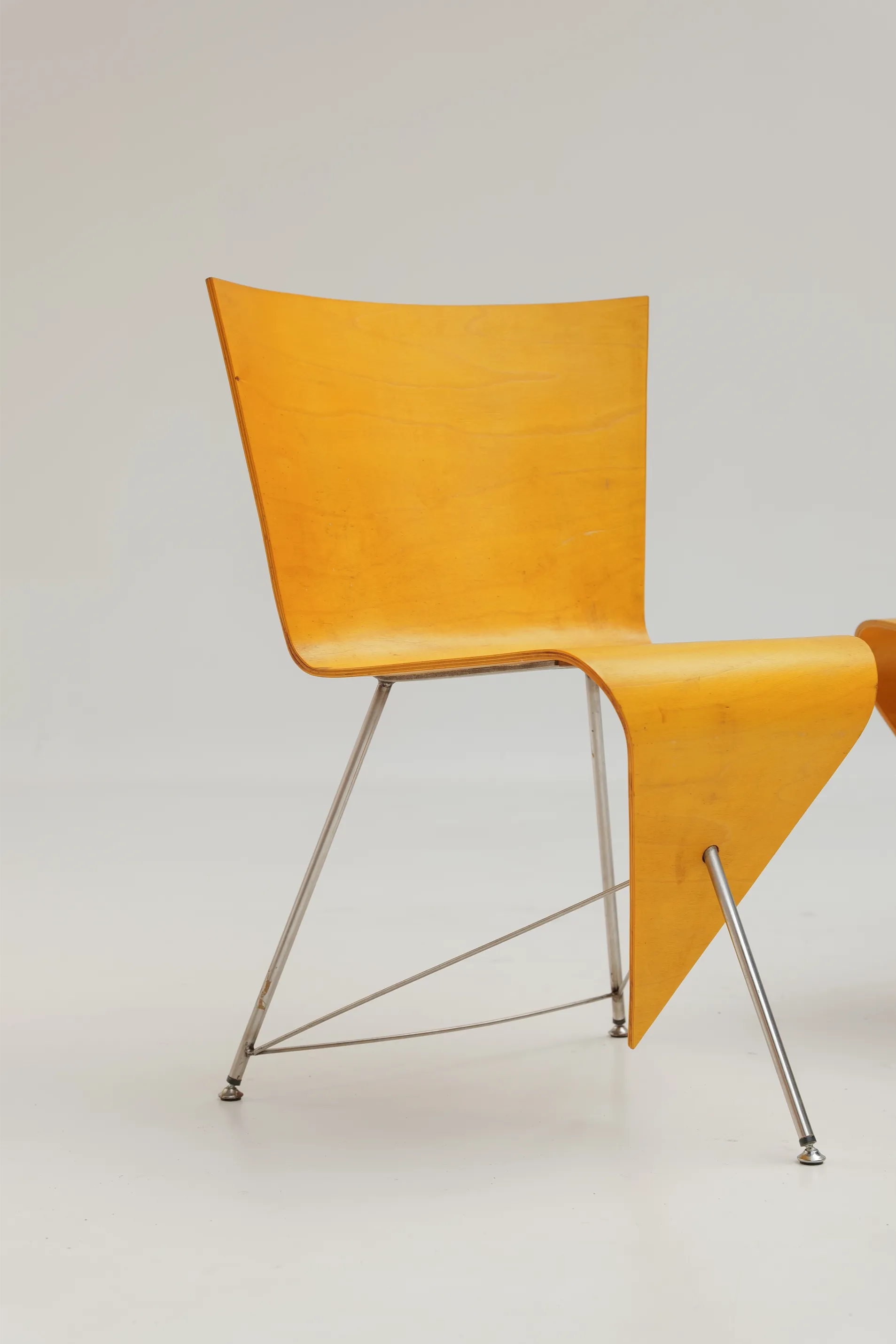 Paire de  chaises sculpturales (prototype) en contreplaqué courbé par J. A. van ’t Leven