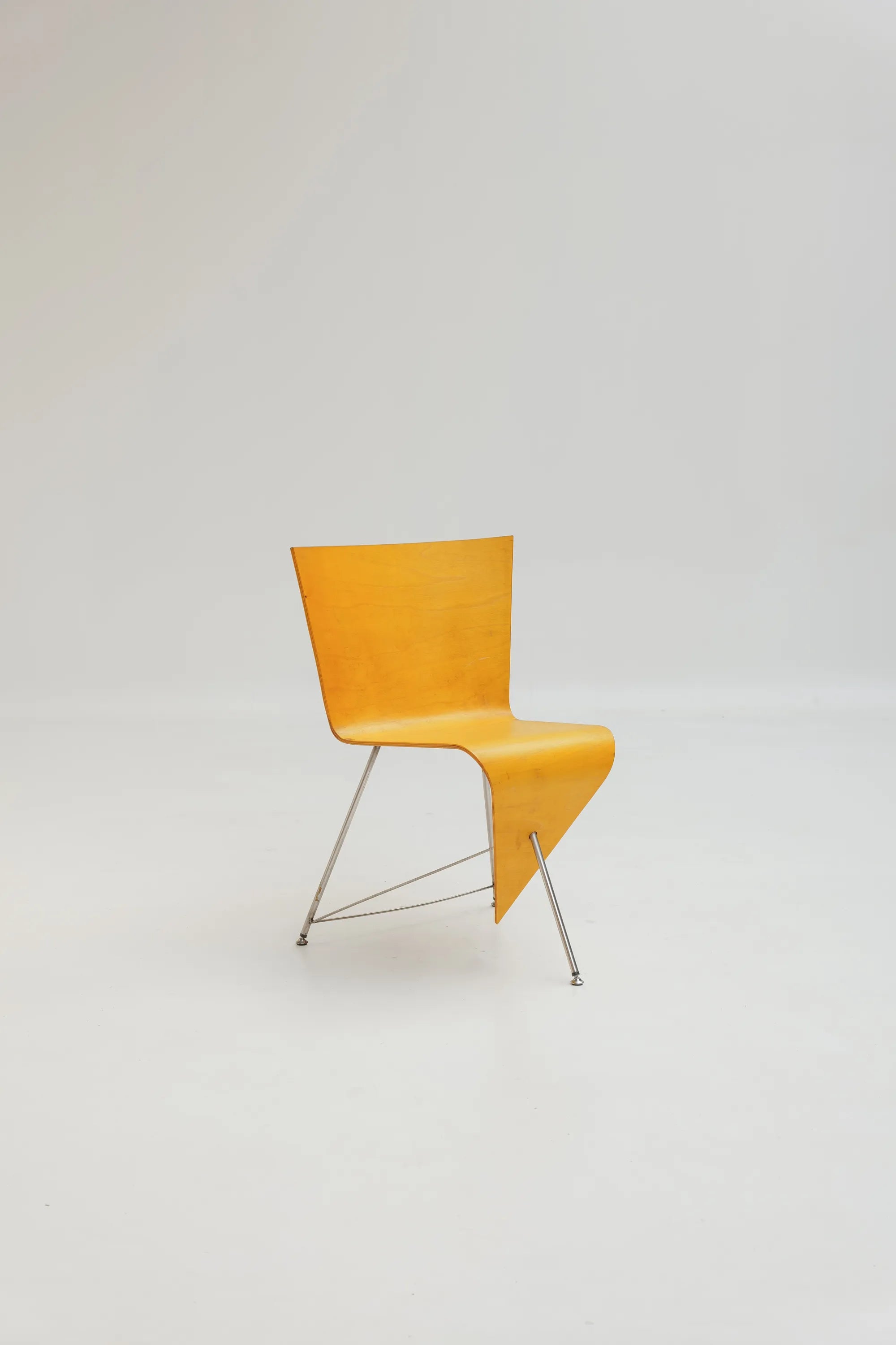 Paire de  chaises sculpturales (prototype) en contreplaqué courbé par J. A. van ’t Leven