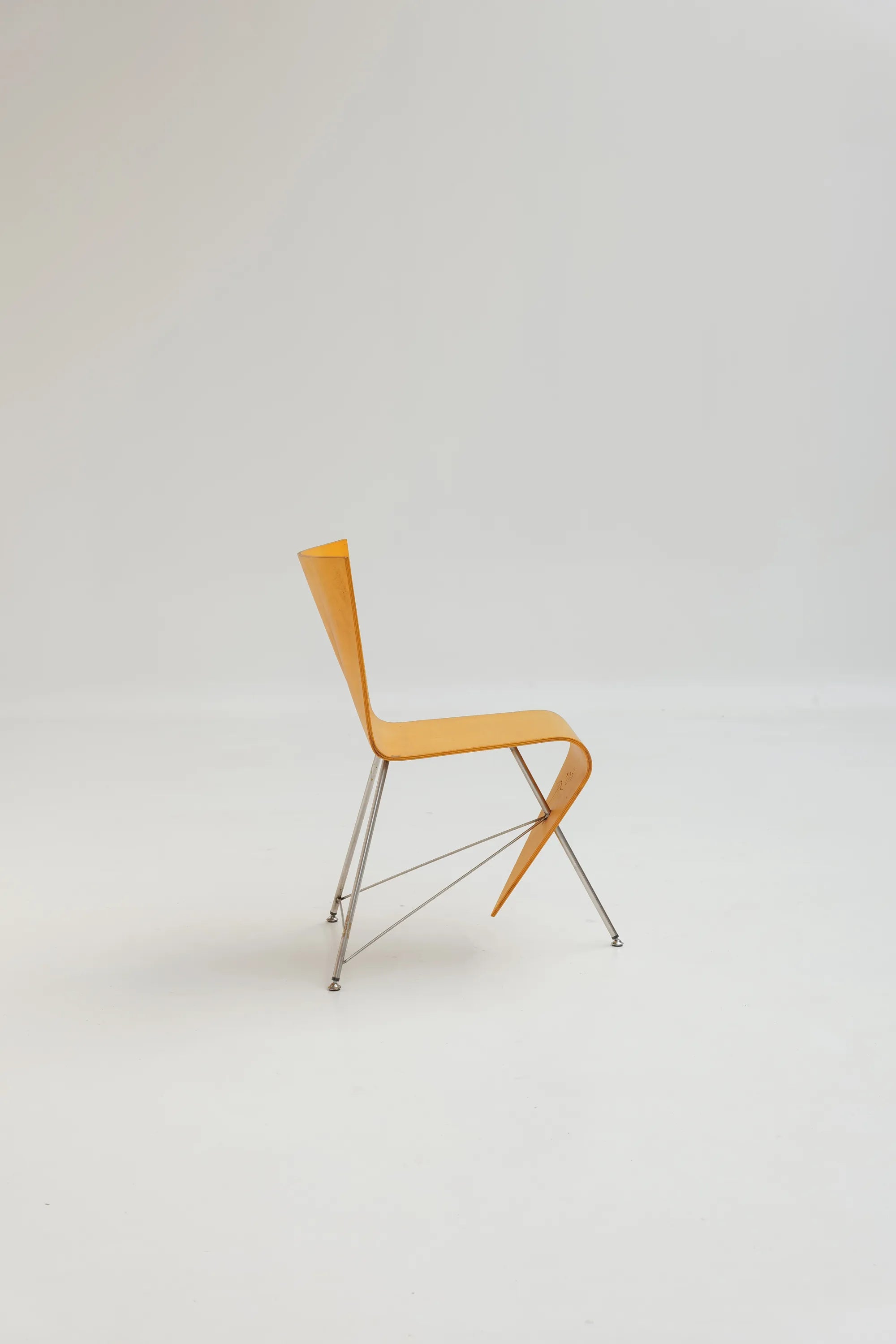 Paire de  chaises sculpturales (prototype) en contreplaqué courbé par J. A. van ’t Leven