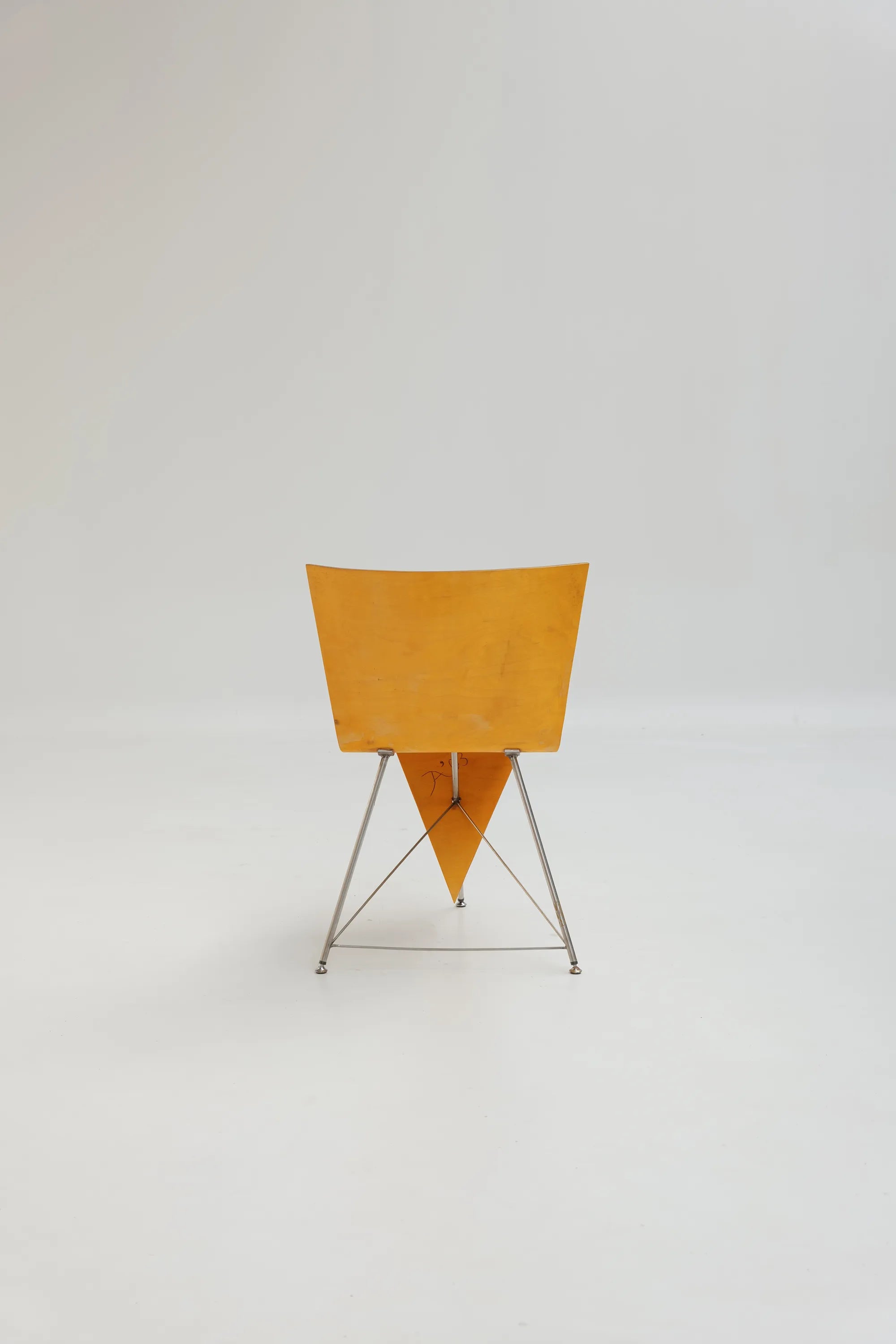 Paire de  chaises sculpturales (prototype) en contreplaqué courbé par J. A. van ’t Leven