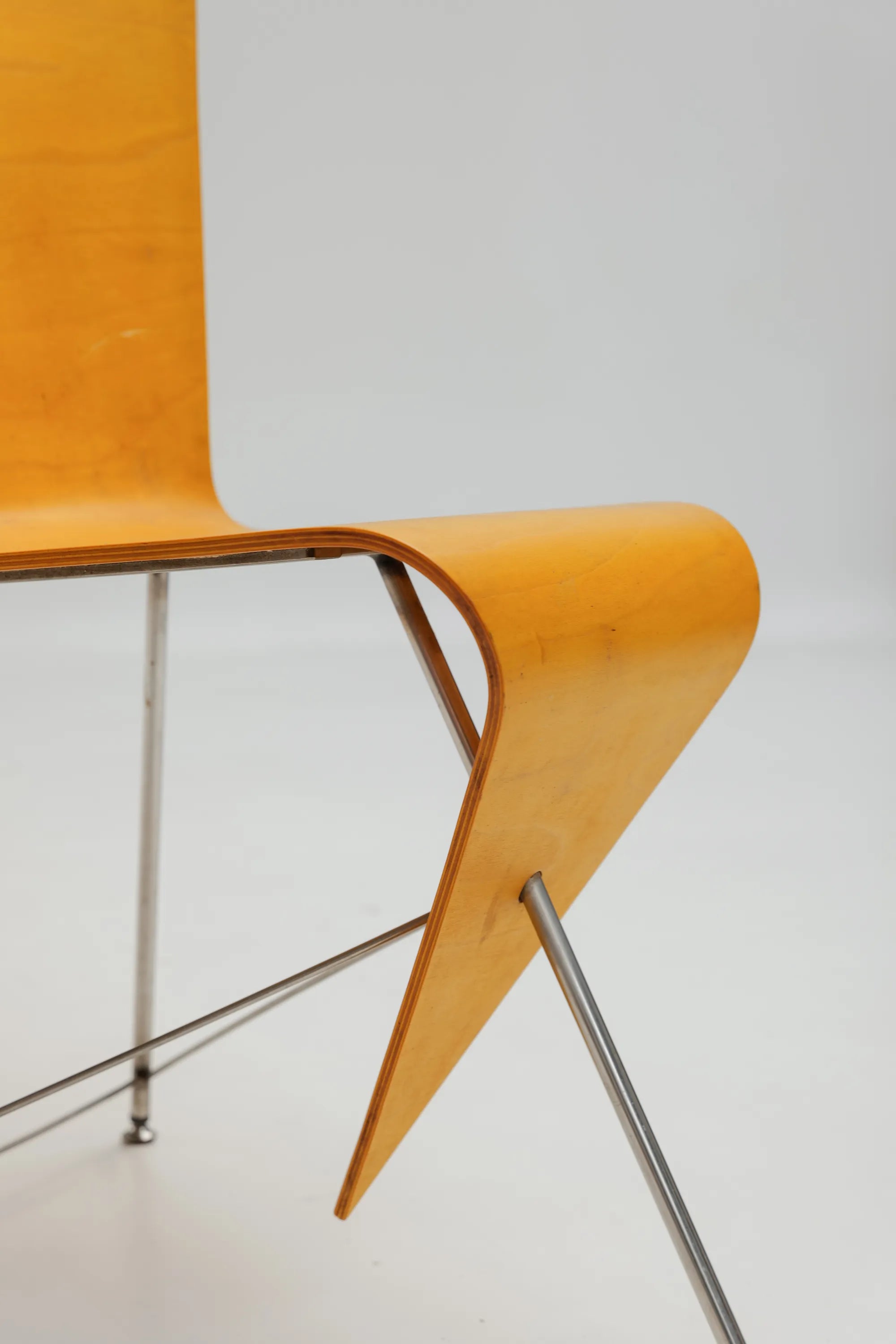 Paire de  chaises sculpturales (prototype) en contreplaqué courbé par J. A. van ’t Leven