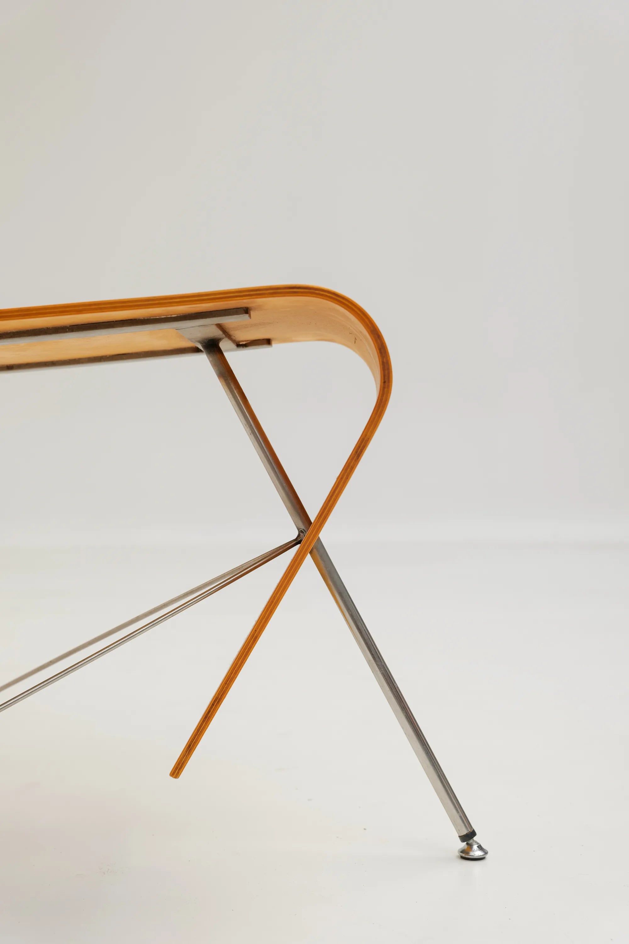 Paire de  chaises sculpturales (prototype) en contreplaqué courbé par J. A. van ’t Leven