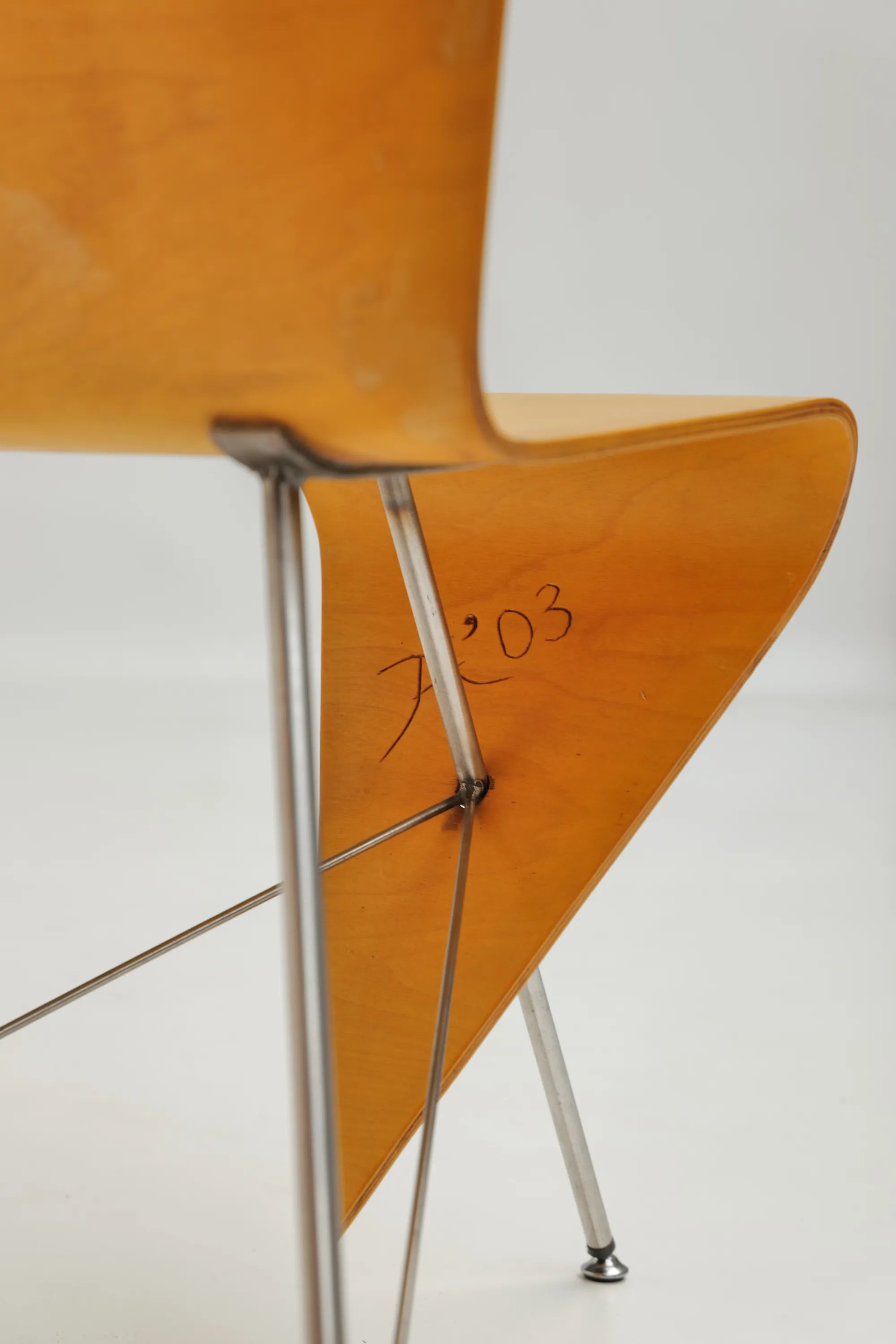 Paire de  chaises sculpturales (prototype) en contreplaqué courbé par J. A. van ’t Leven