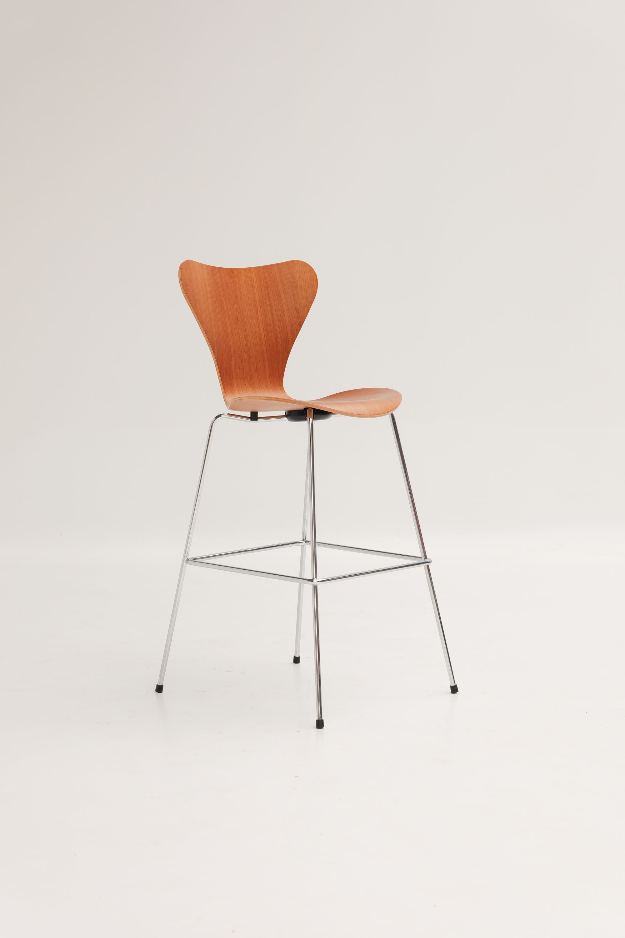 Chaises de bar Série 7 3187 en bois par Arne Jacobsen pour Fritz Hansen