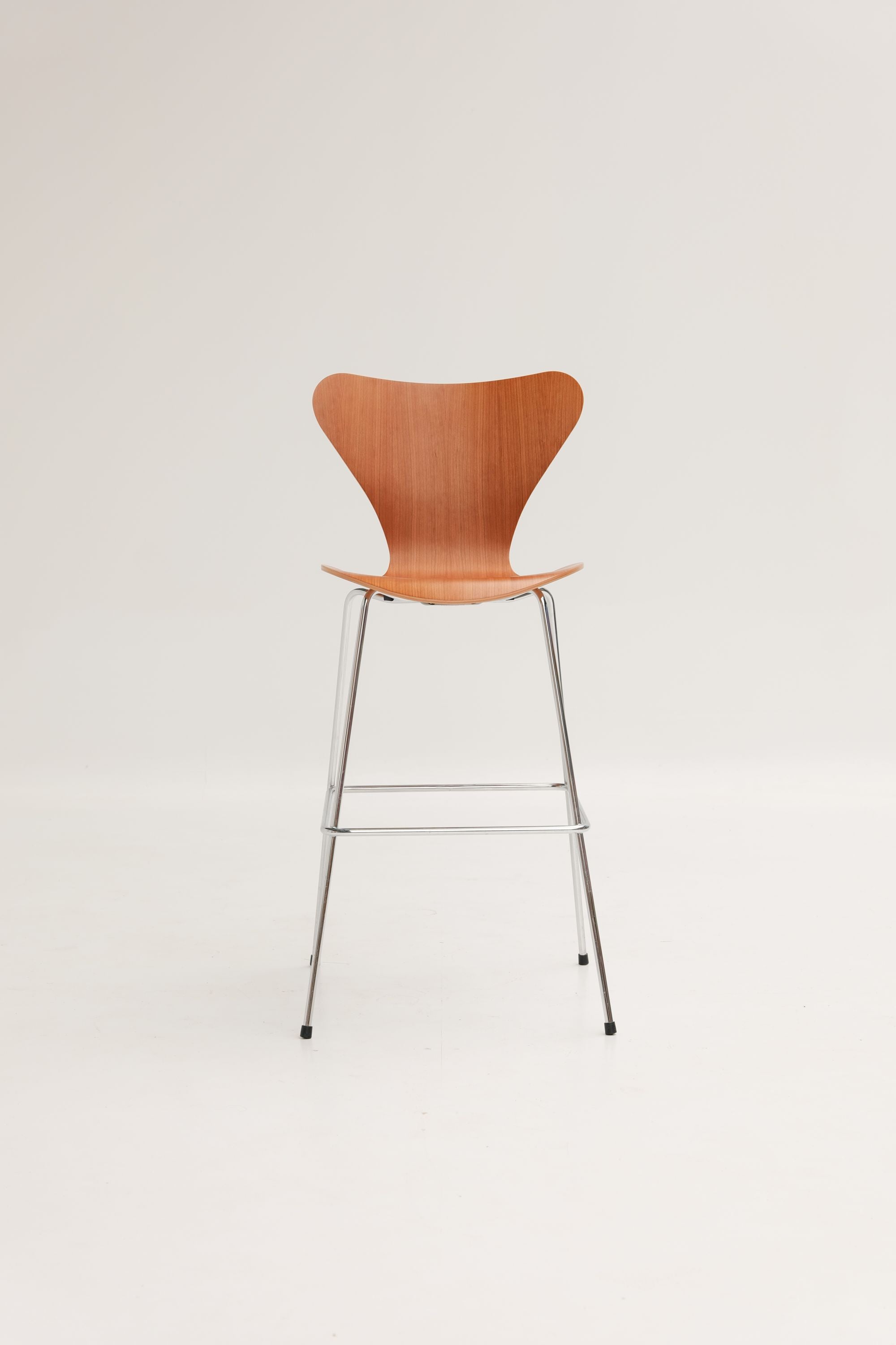 Chaises de bar Série 7 3187 en bois par Arne Jacobsen pour Fritz Hansen