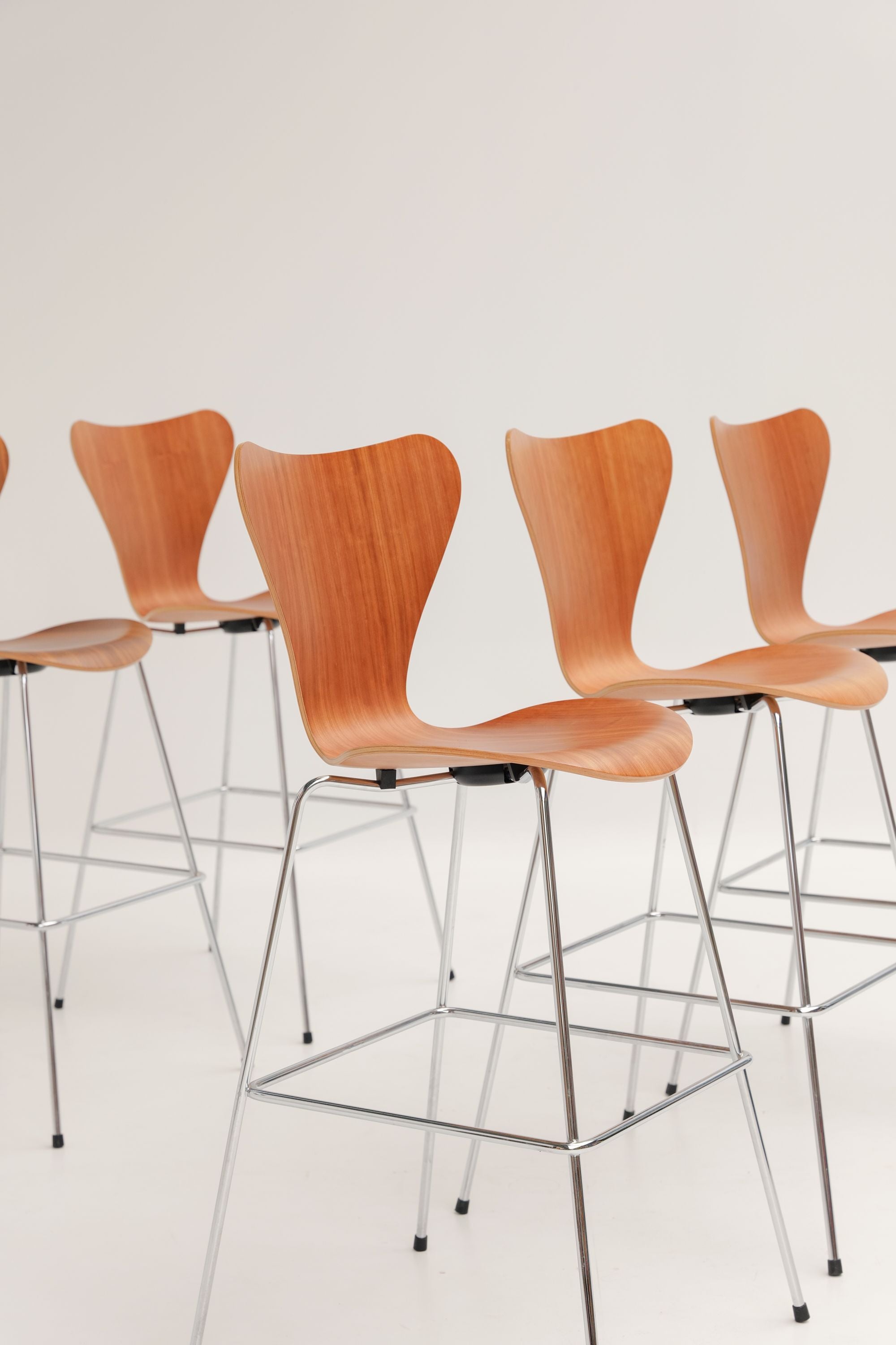 Chaises de bar Série 7 3187 en bois par Arne Jacobsen pour Fritz Hansen