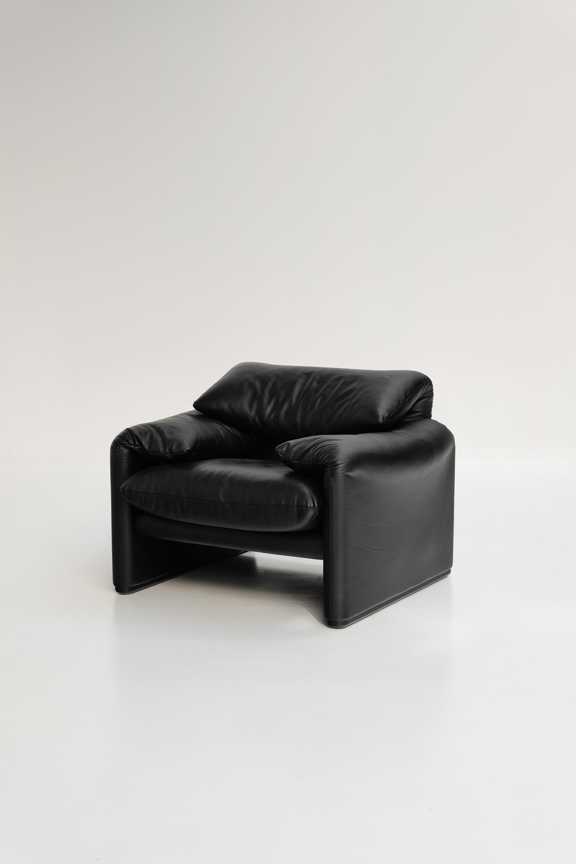 Paire de fauteuils Maralunga par Vico Magistretti pour Cassina