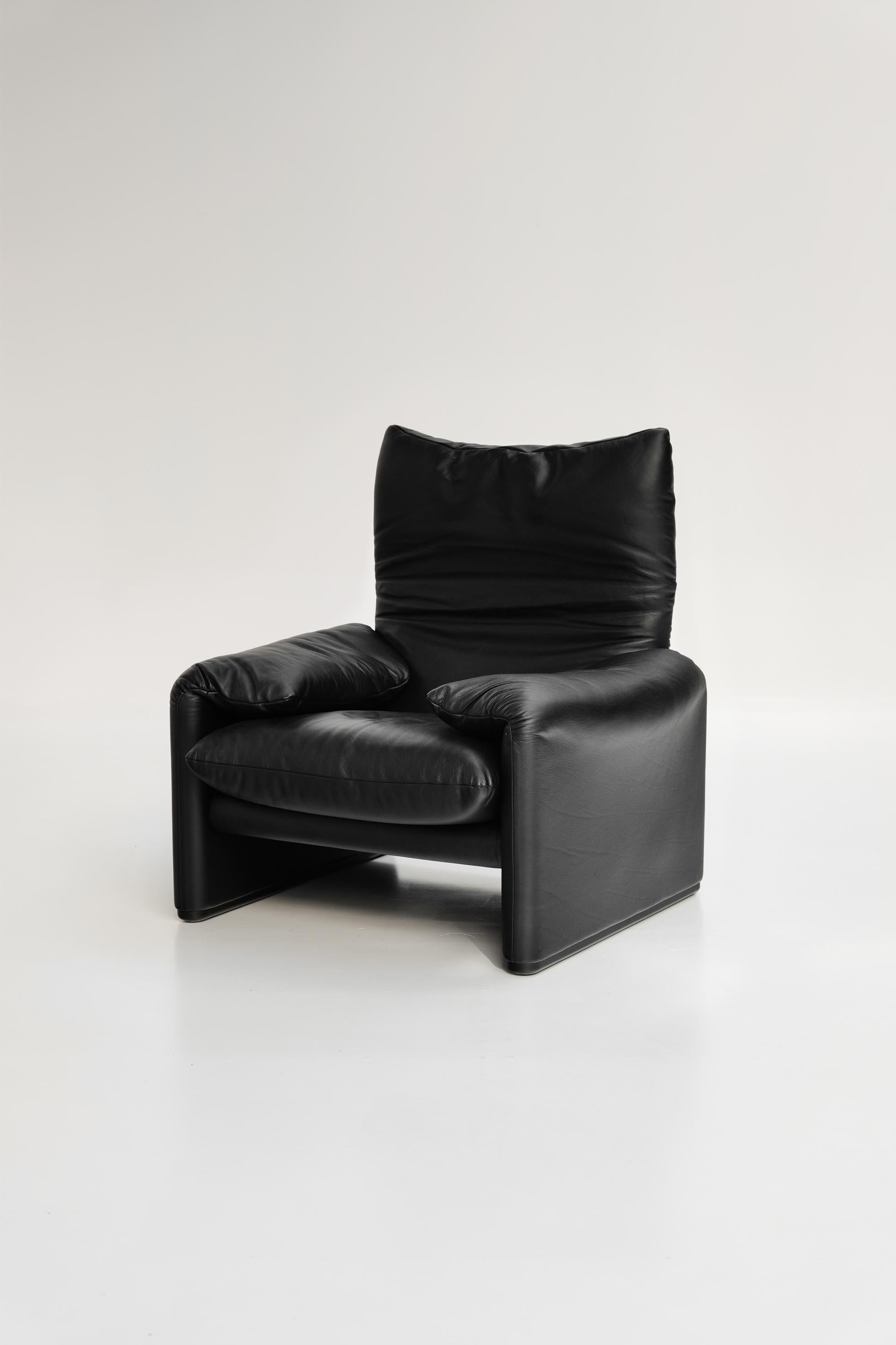 Paire de fauteuils Maralunga par Vico Magistretti pour Cassina