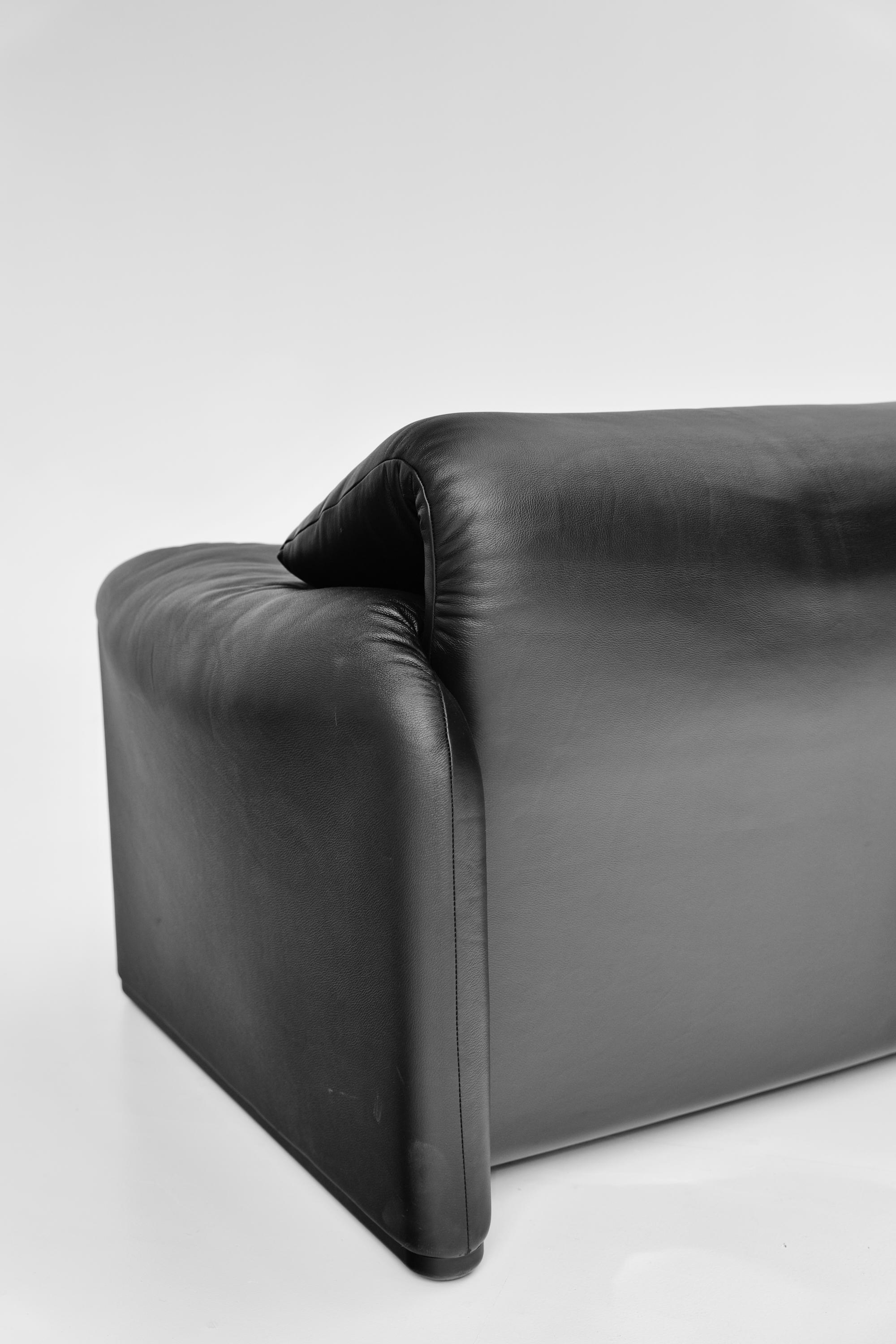 Paire de fauteuils Maralunga par Vico Magistretti pour Cassina