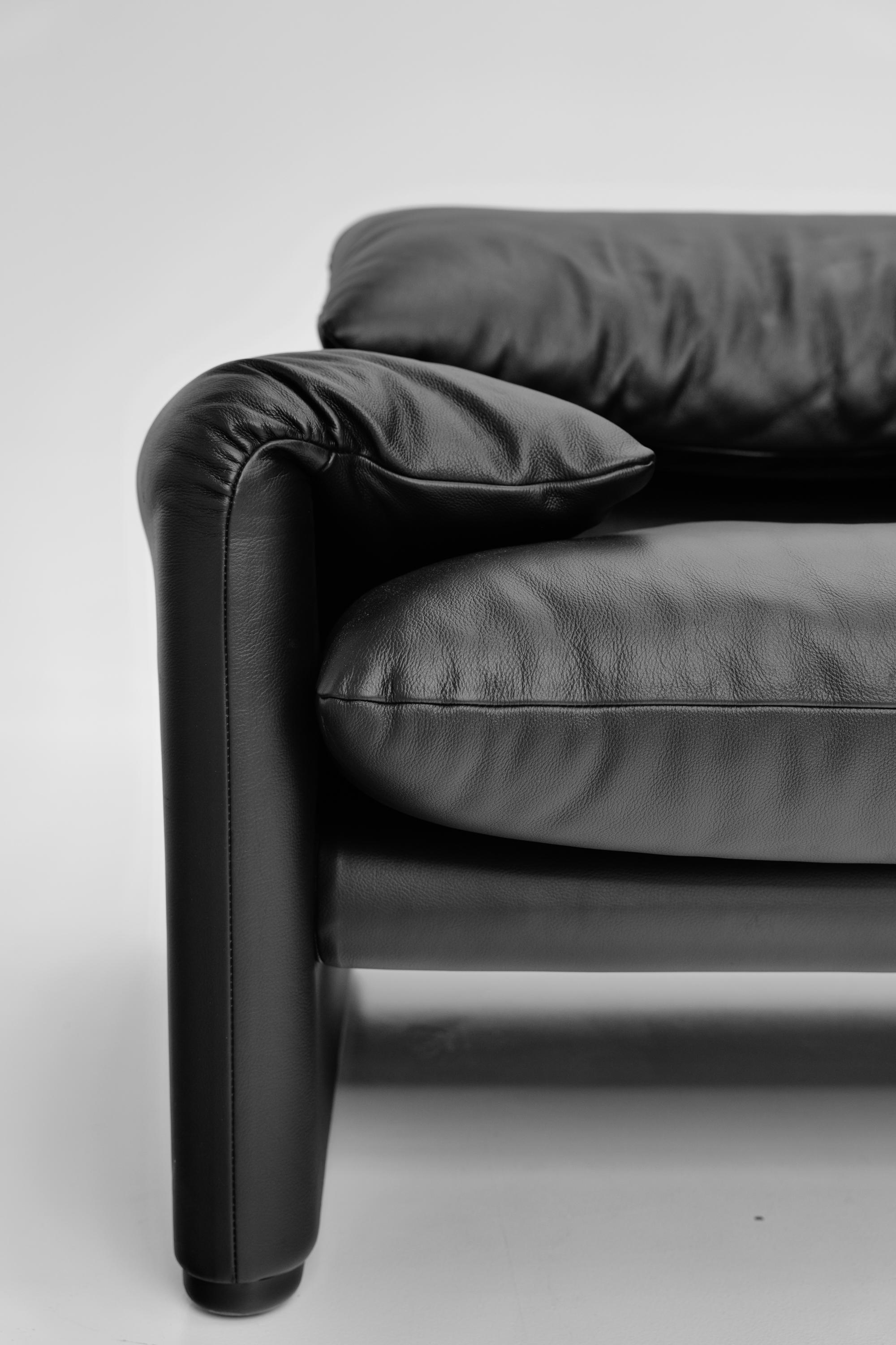 Paire de fauteuils Maralunga par Vico Magistretti pour Cassina