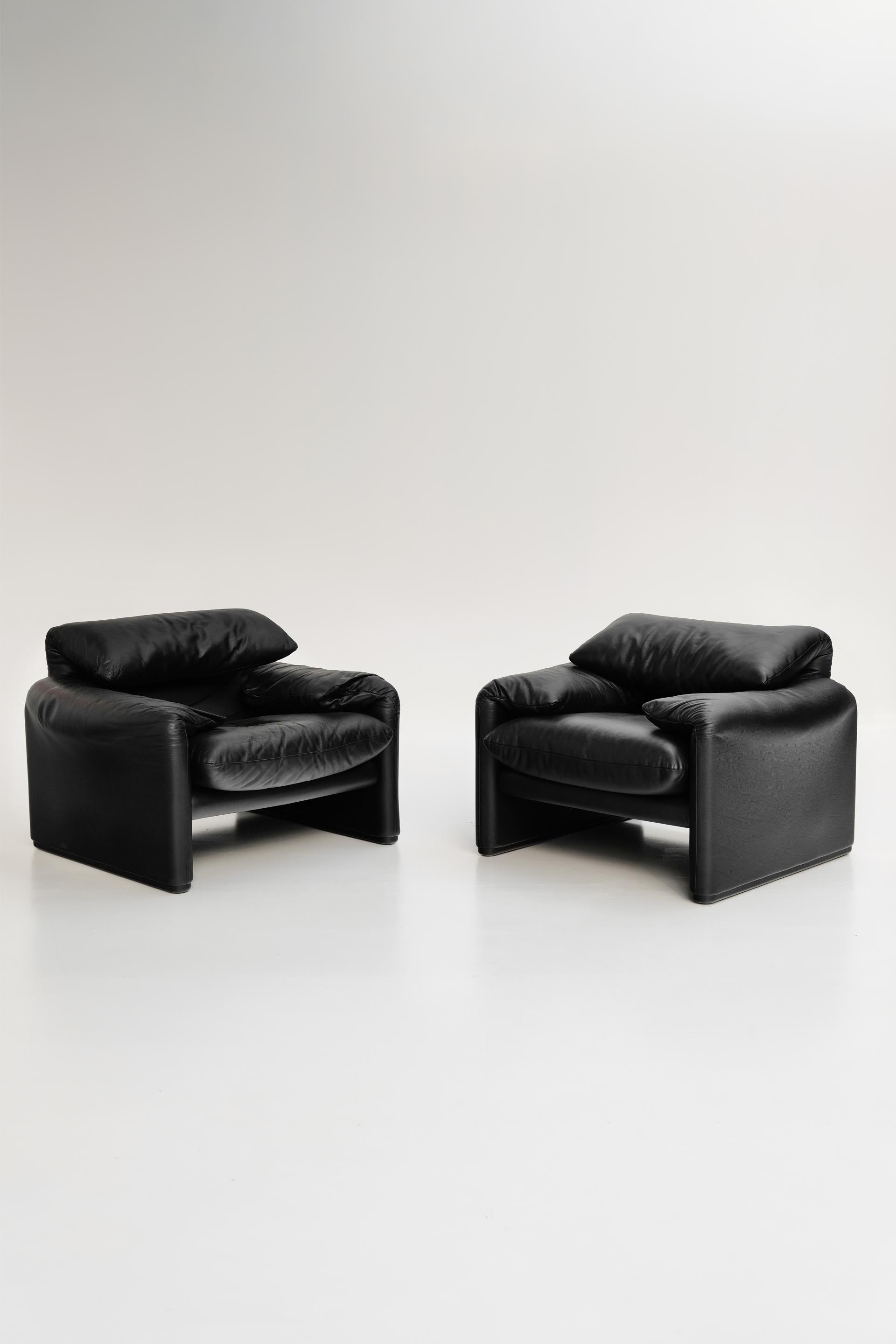 Paire de fauteuils Maralunga par Vico Magistretti pour Cassina
