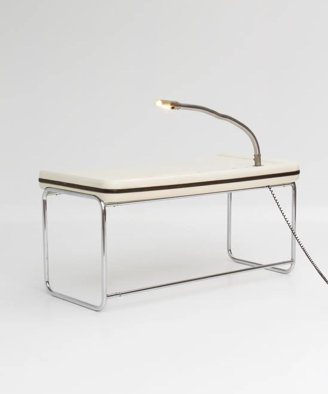 bureau-marc-held-1967-avec-lampe-01_bd665342-98b5-4146-be5d-b3ddf0b7e8cb.webp