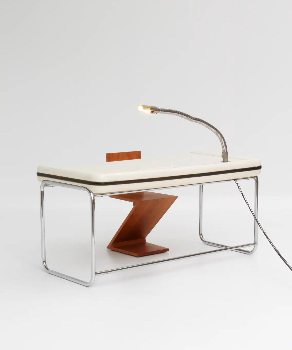 bureau-marc-held-1967-avec-lampe-02.webp