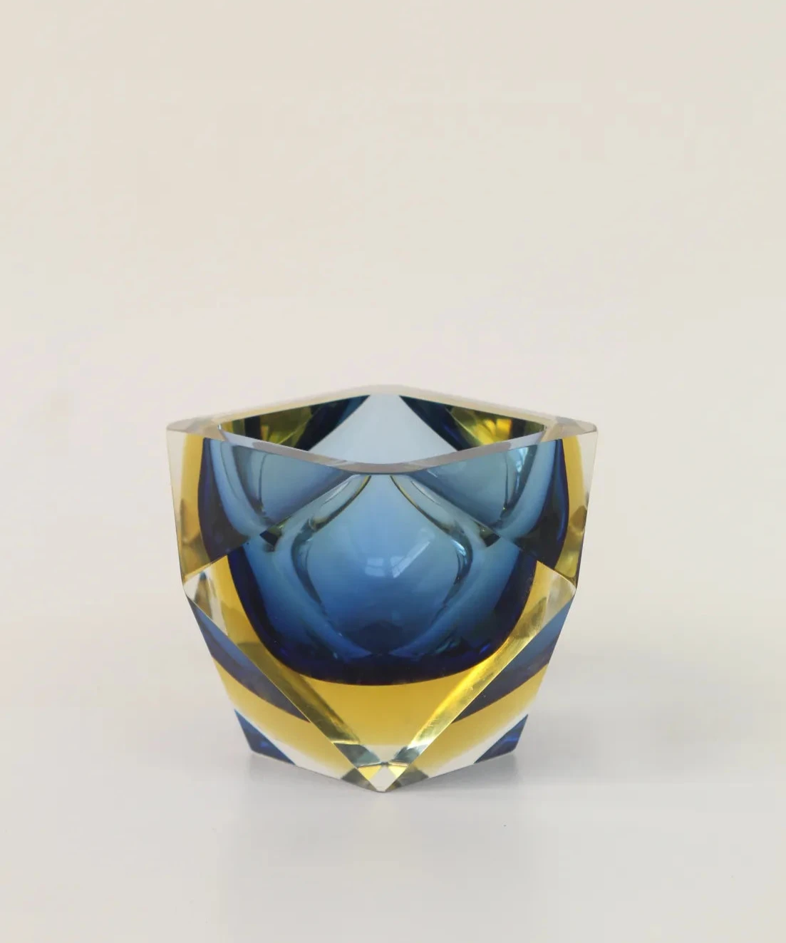 Cendrier en verre Murano sommerso, forme diamant, couleurs bleu et jaune