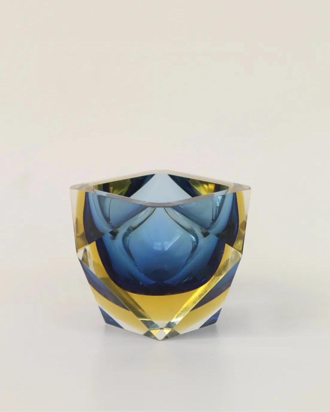 Cendrier en verre Murano sommerso, forme diamant, couleurs bleu et jaune