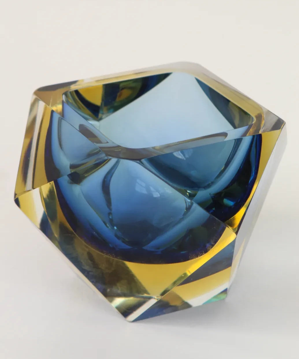 Cendrier en verre Murano sommerso, forme diamant, couleurs bleu et jaune