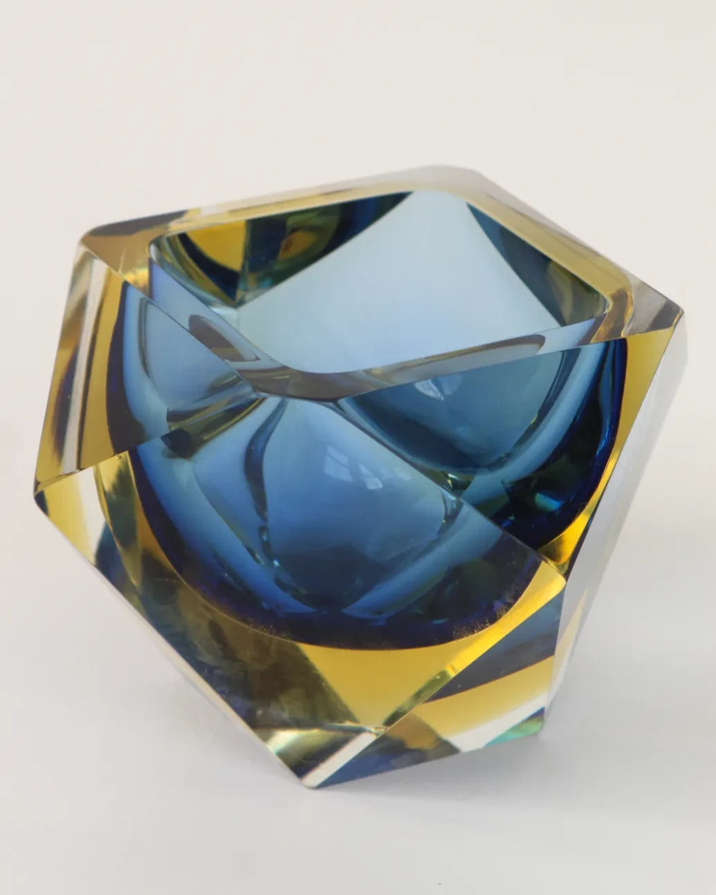 Cendrier en verre Murano sommerso, forme diamant, couleurs bleu et jaune