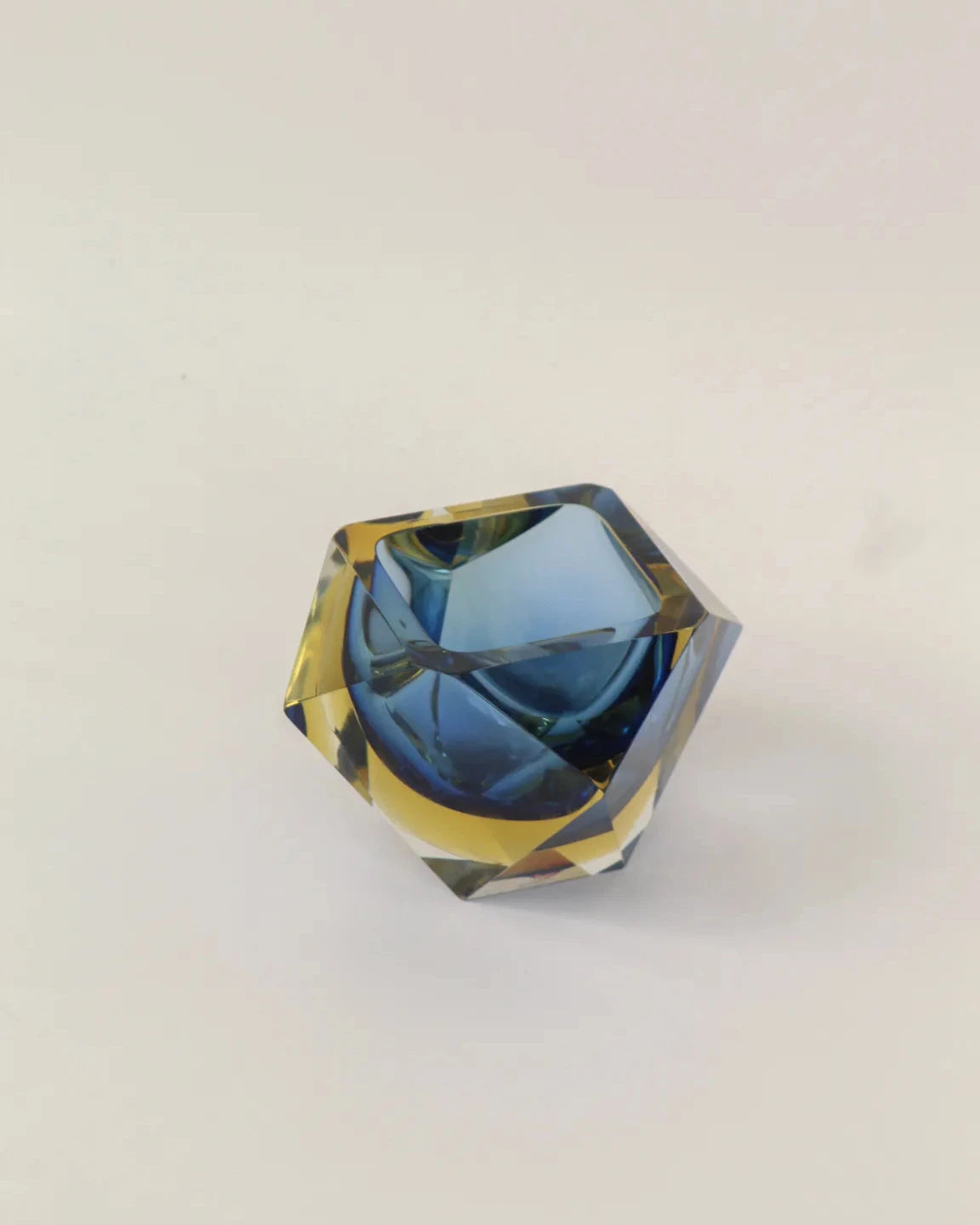 Cendrier en verre Murano sommerso, forme diamant, couleurs bleu et jaune