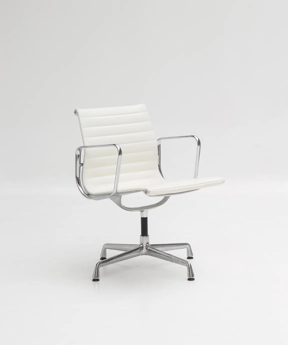 chaise-eames-ea107-vitra-cuir-blanc-1.webp