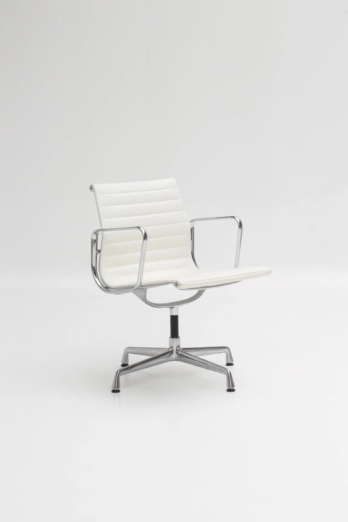 Chaise EA107 en cuir blanc par Charles & Ray Eames pour Vitra