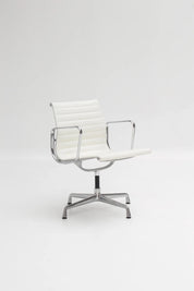 Chaise EA107 en cuir blanc par Charles & Ray Eames pour Vitra