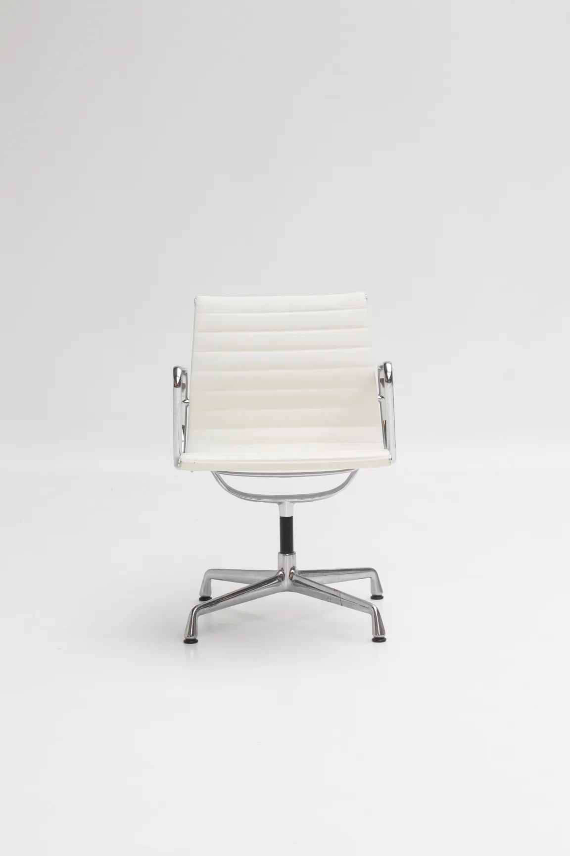 Chaise EA107 en cuir blanc par Charles & Ray Eames pour Vitra