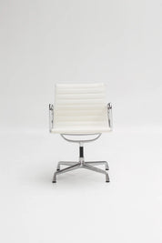 Chaise EA107 en cuir blanc par Charles & Ray Eames pour Vitra