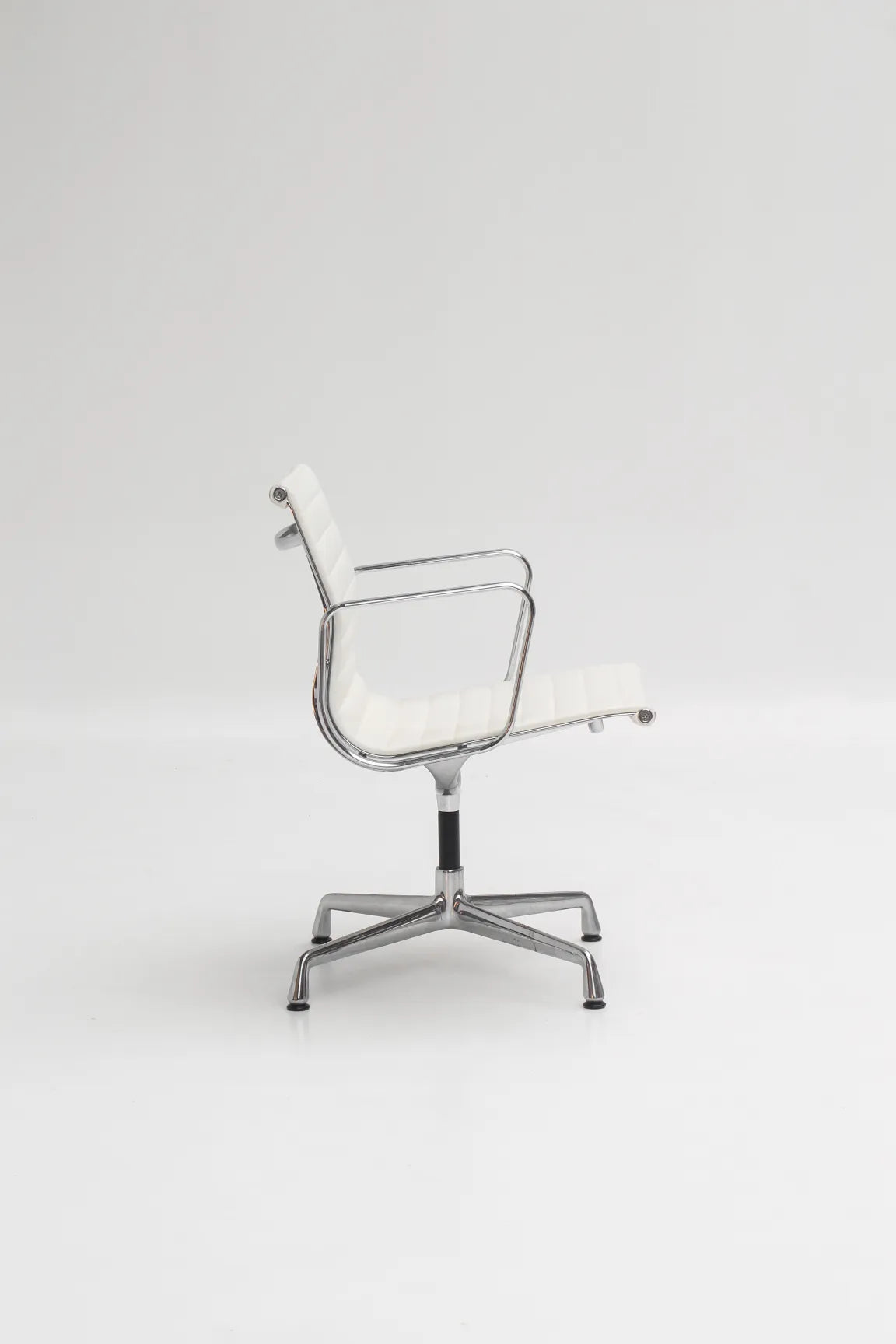 Chaise EA107 en cuir blanc par Charles & Ray Eames pour Vitra