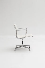 Chaise EA107 en cuir blanc par Charles & Ray Eames pour Vitra