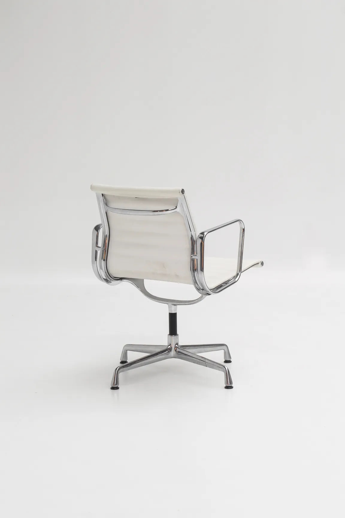 Chaise EA107 en cuir blanc par Charles & Ray Eames pour Vitra