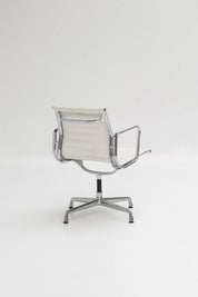 Chaise EA107 en cuir blanc par Charles & Ray Eames pour Vitra