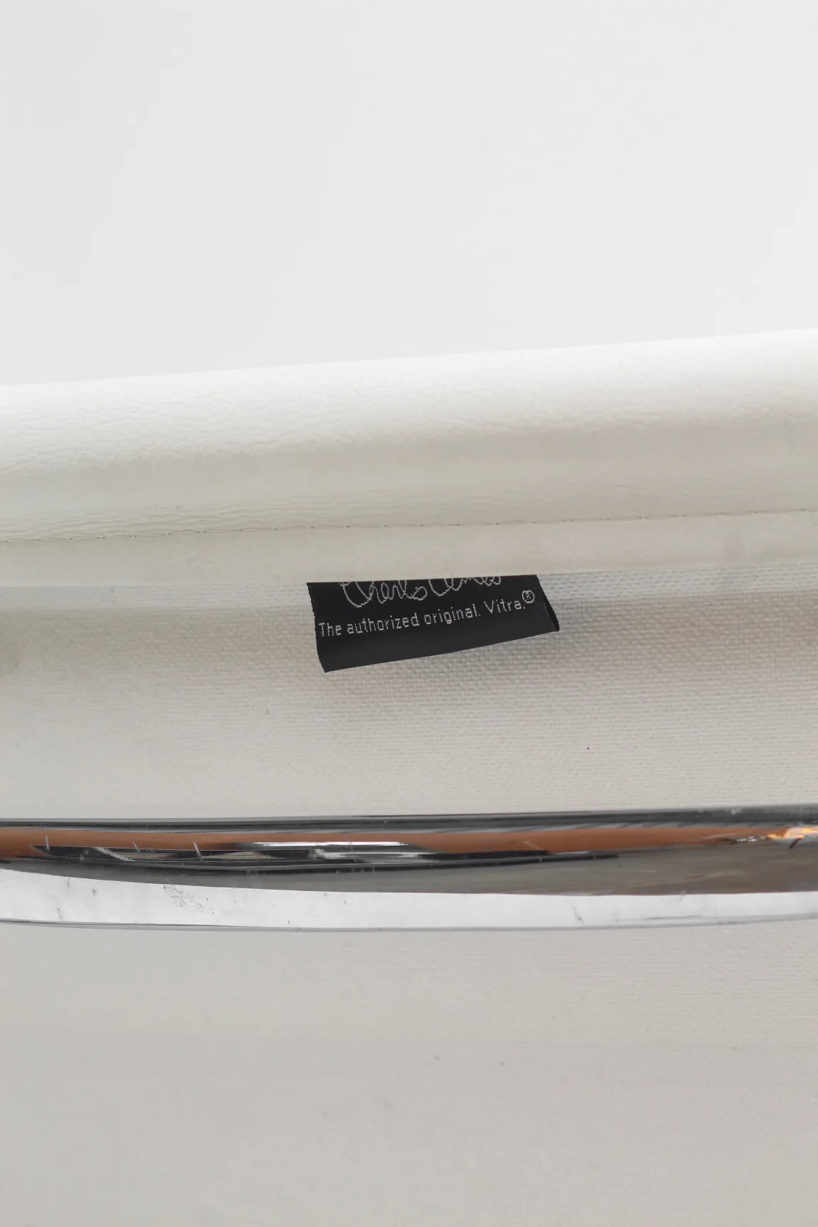 Chaise EA107 en cuir blanc par Charles & Ray Eames pour Vitra