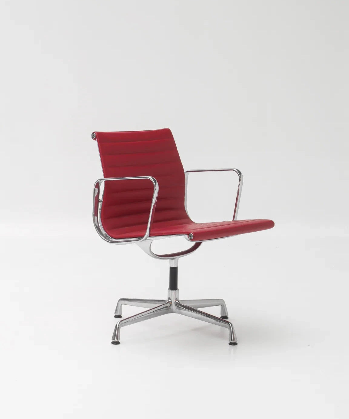 chaise-eames-ea107-vitra-cuir-rouge-1.webp