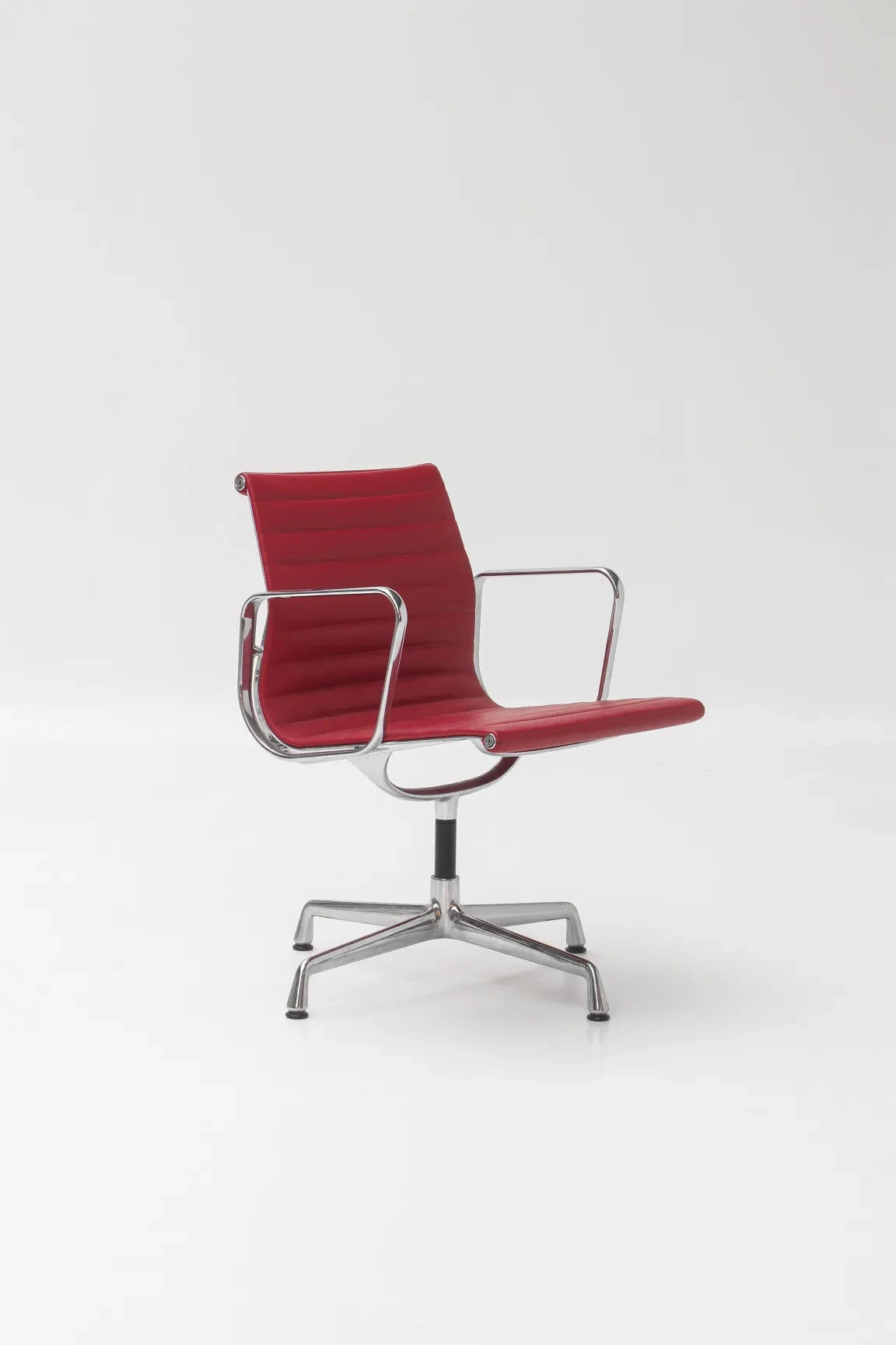 Chaise EA107 en cuir rouge par Charles & Ray Eames pour Vitra