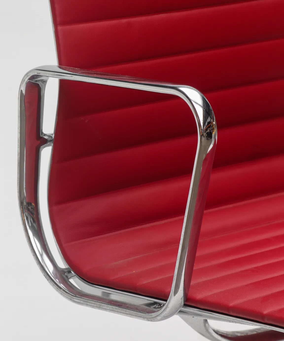 chaise-eames-ea107-vitra-cuir-rouge-2.webp