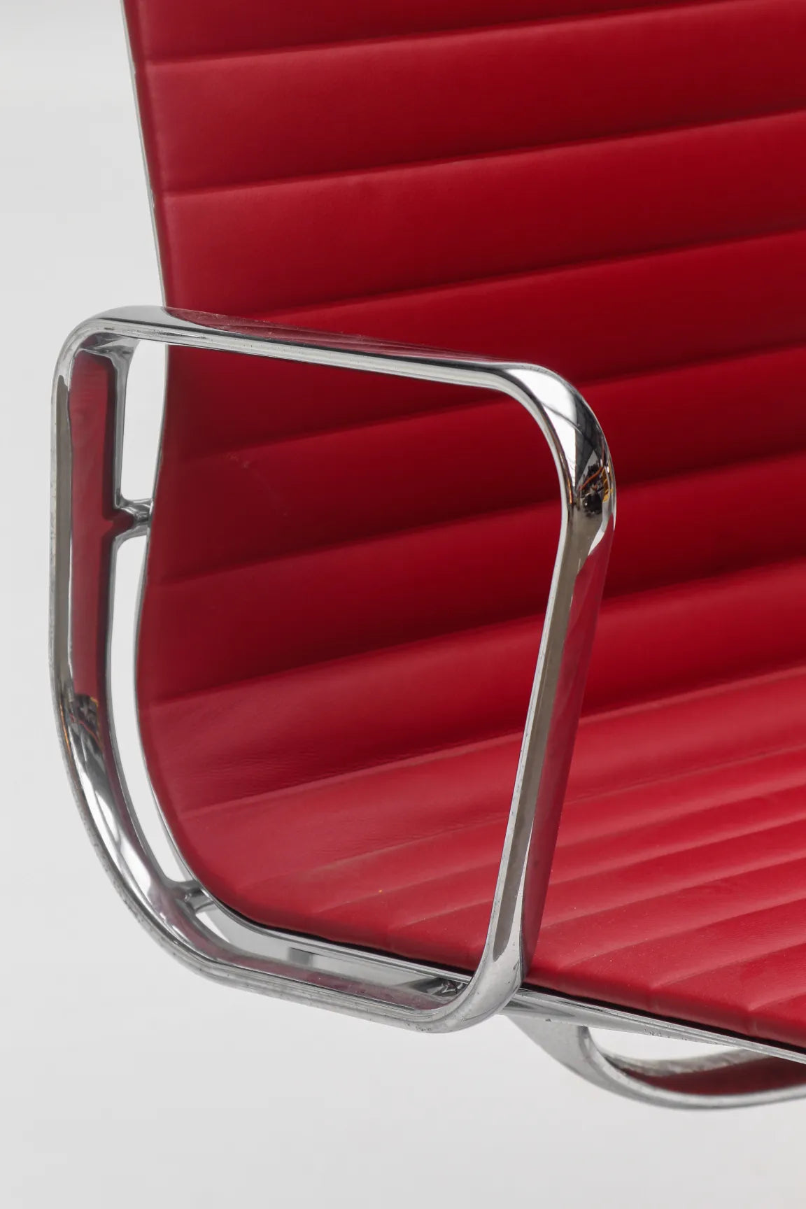 Chaise EA107 en cuir rouge par Charles & Ray Eames pour Vitra