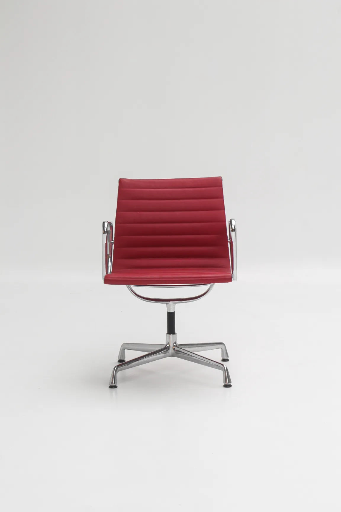 Chaise EA107 en cuir rouge par Charles & Ray Eames pour Vitra