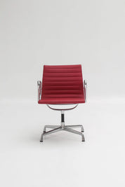 Chaise EA107 en cuir rouge par Charles & Ray Eames pour Vitra