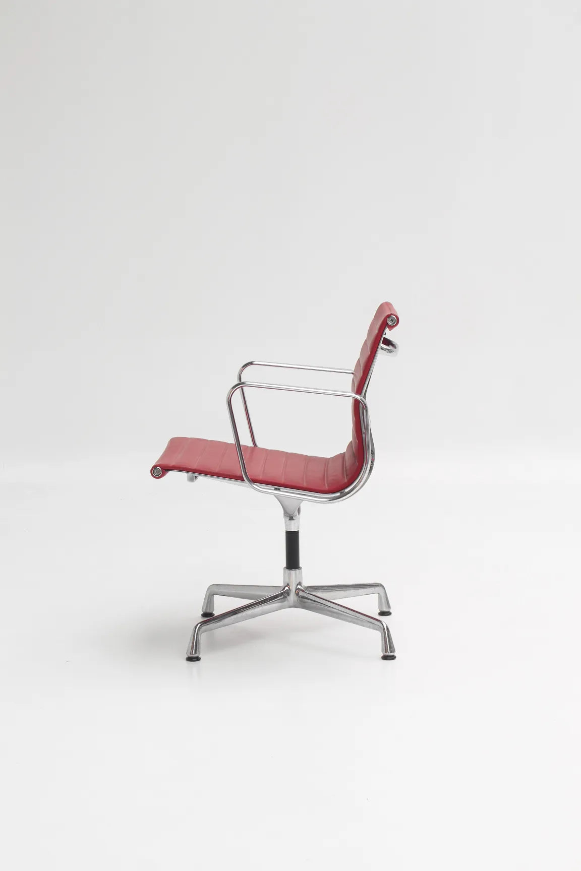 Chaise EA107 en cuir rouge par Charles & Ray Eames pour Vitra