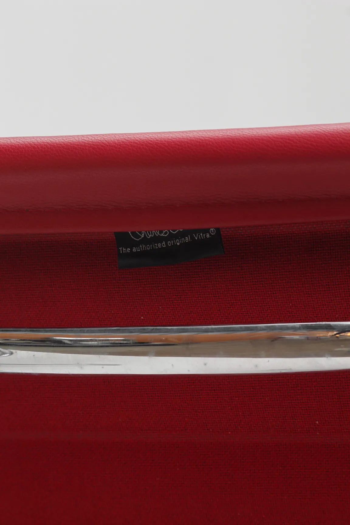 Chaise EA107 en cuir rouge par Charles & Ray Eames pour Vitra