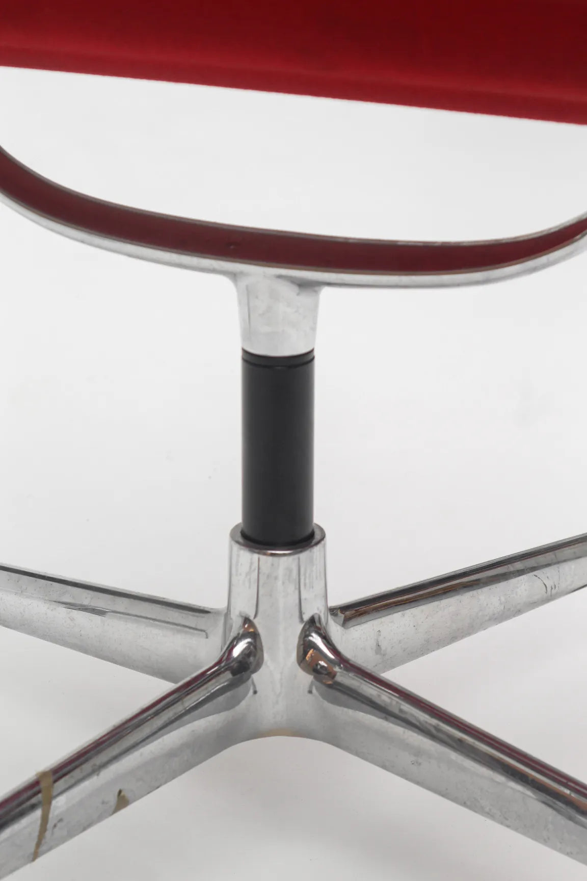 Chaise EA107 en cuir rouge par Charles & Ray Eames pour Vitra